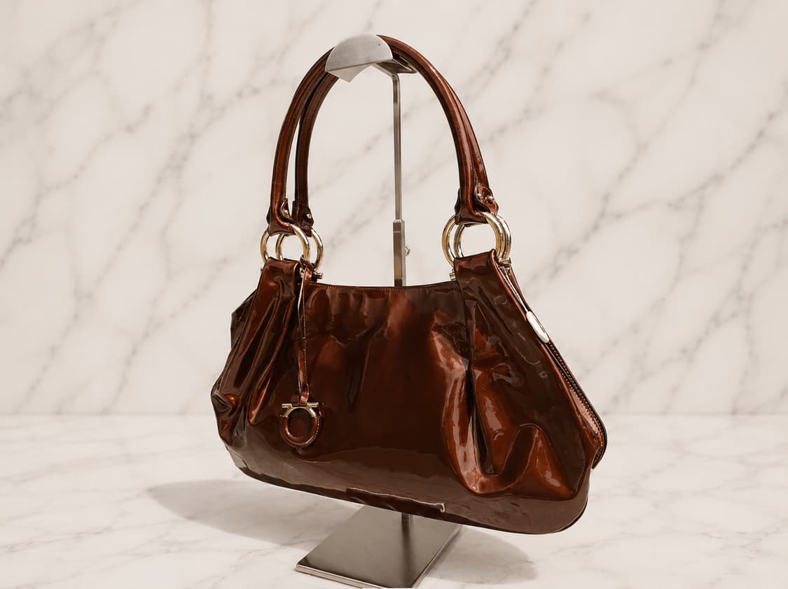 Ferragamo 페라가모 간치니 챰 페이턴트 레더 숄더백 상품이미지2