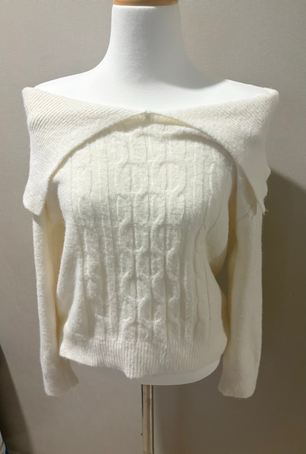 아이보리 오프숄더 니트 상품이미지1