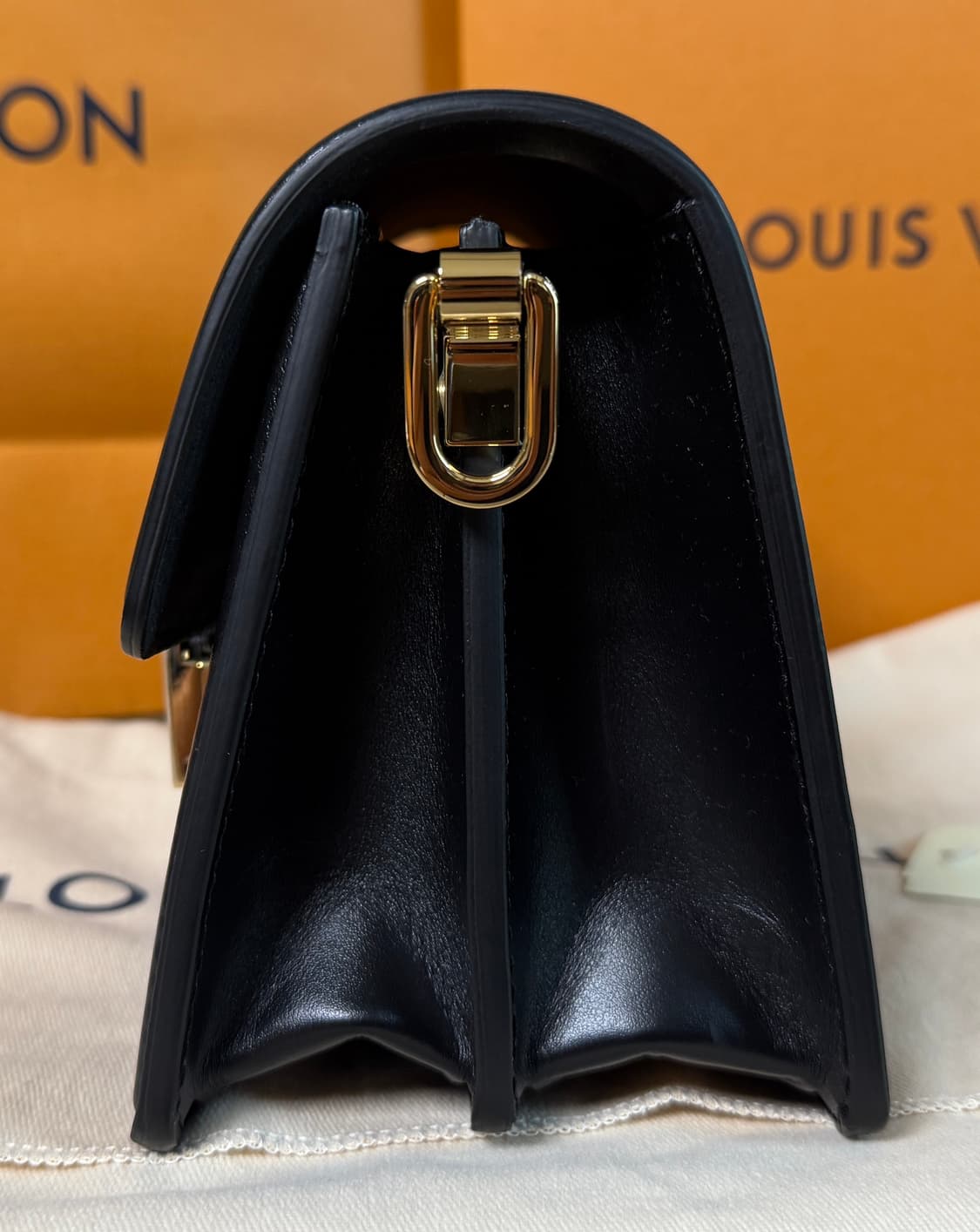 [새상품] 루이비통 에피 에삐 미니도핀 체인 숄더백 블랙 금장 상품이미지4