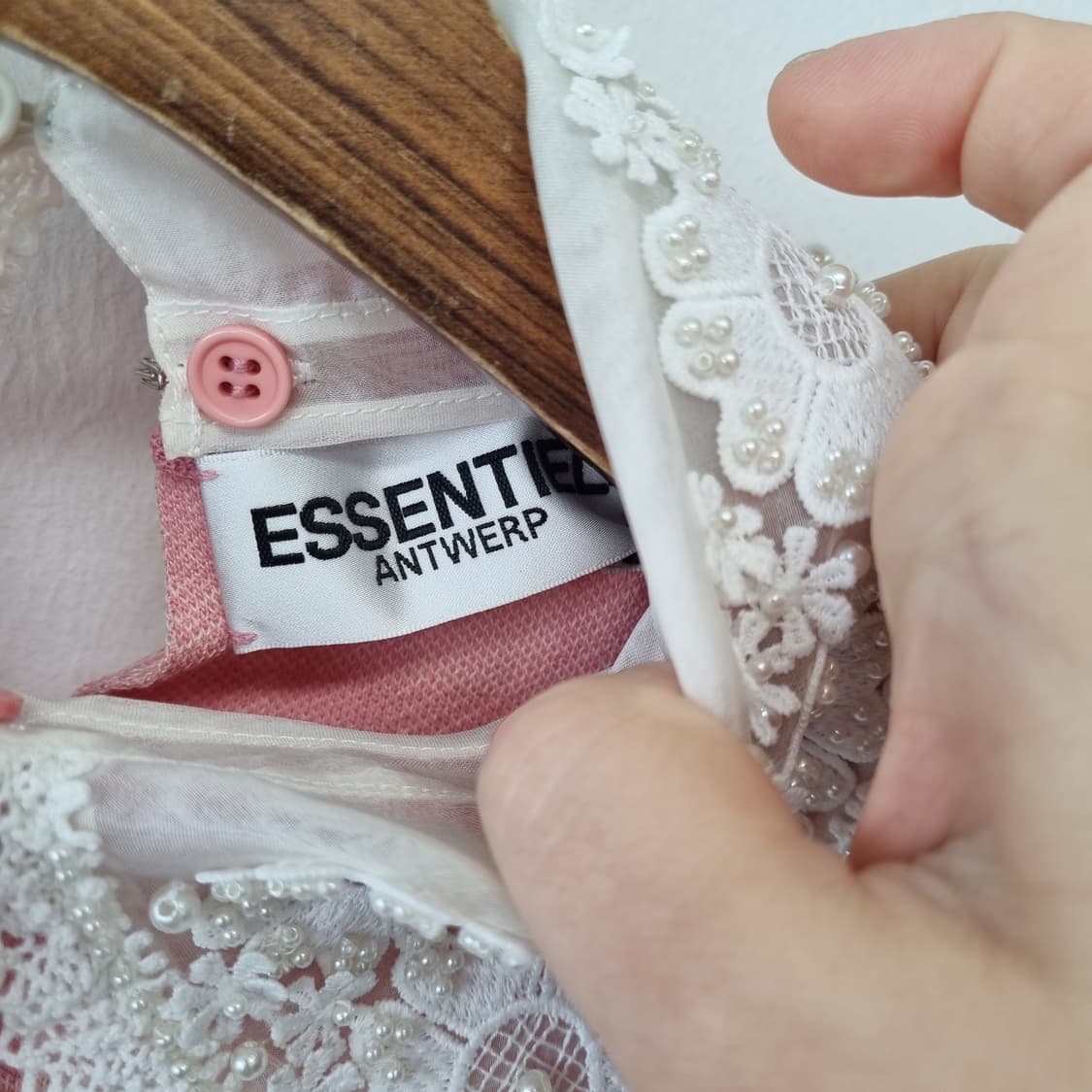 에센셜앤트워프 핑크체크 카라 니트 새상품 상품이미지5