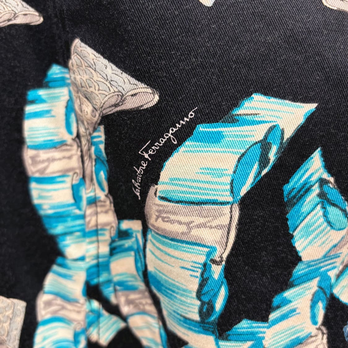 살바토레 페라가모 미디 스커트 브로치 아트워크 로고 프린팅 H라인 블랙 상품이미지6