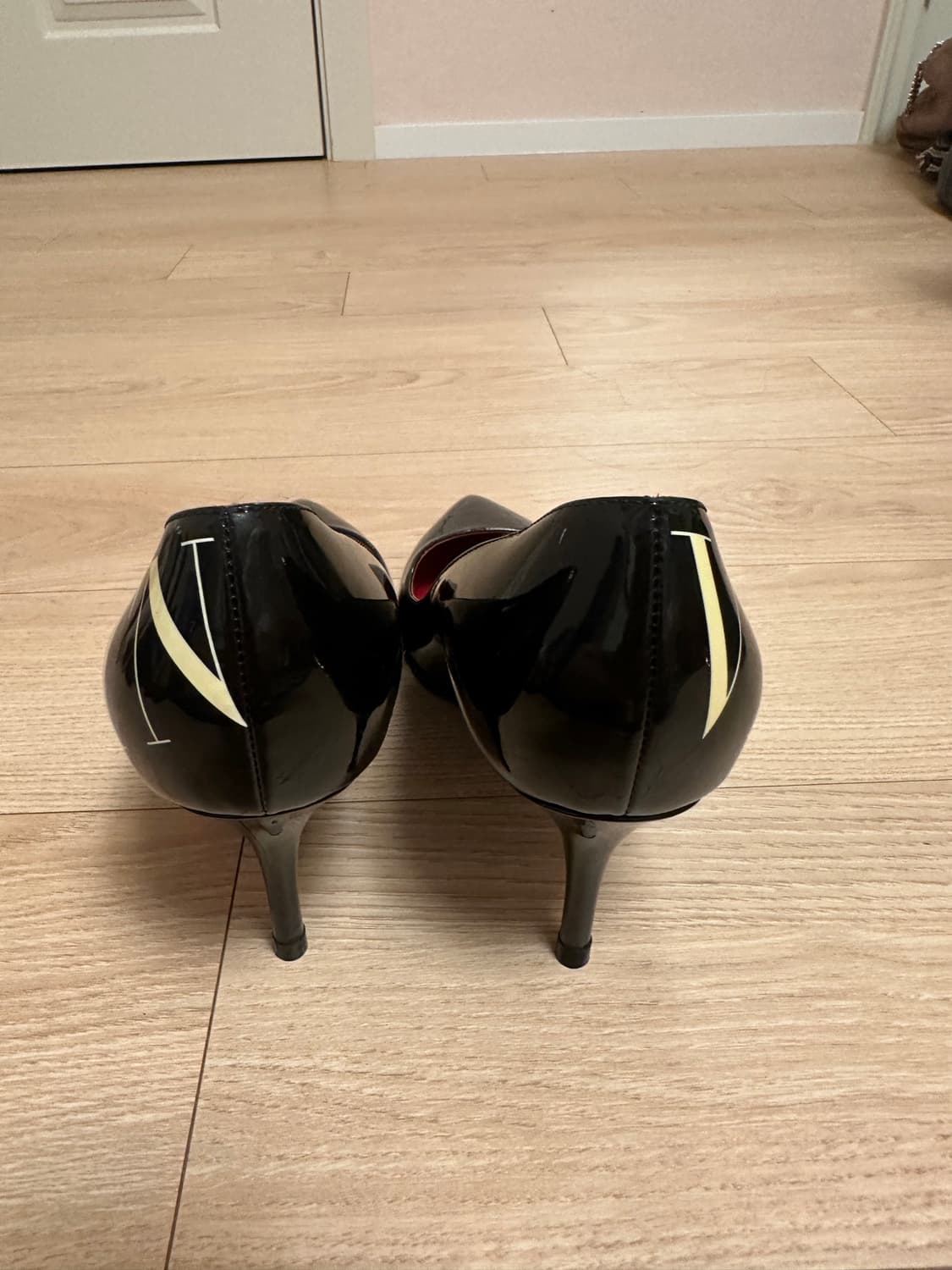 Valentino 레터링 블랙 에나멜 펌프스 힐 (235) 상품이미지5