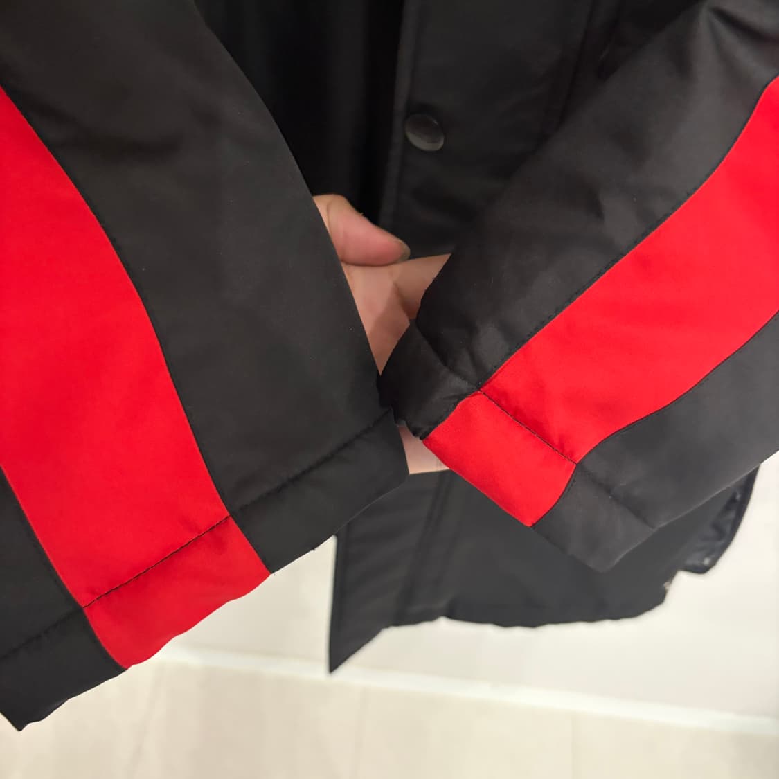 디아도라 블랙/레드 벤치 코트 90~95 상품이미지4