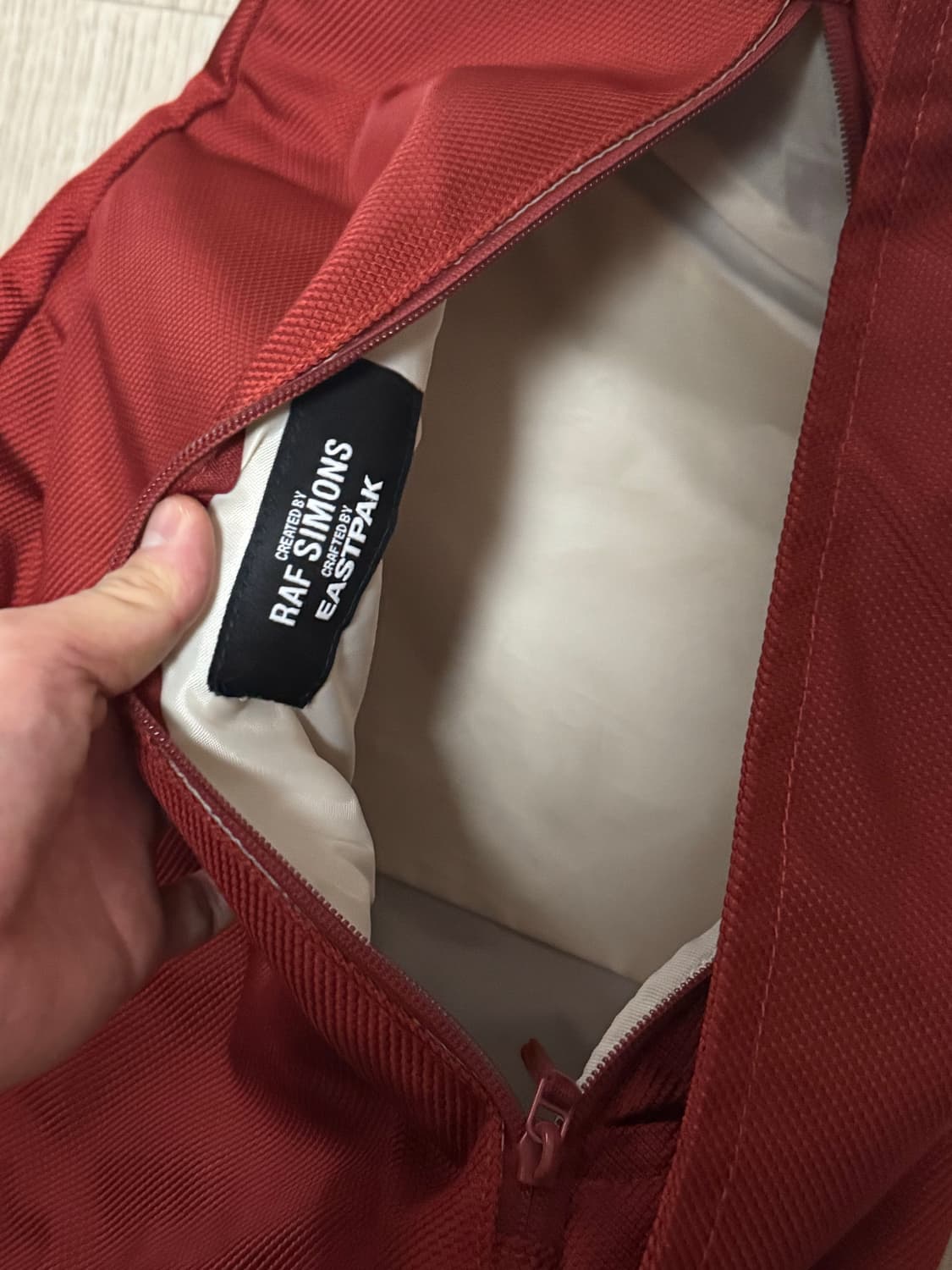 라프시몬스 이스트팩 18AW 슬링백 레드 상품이미지4