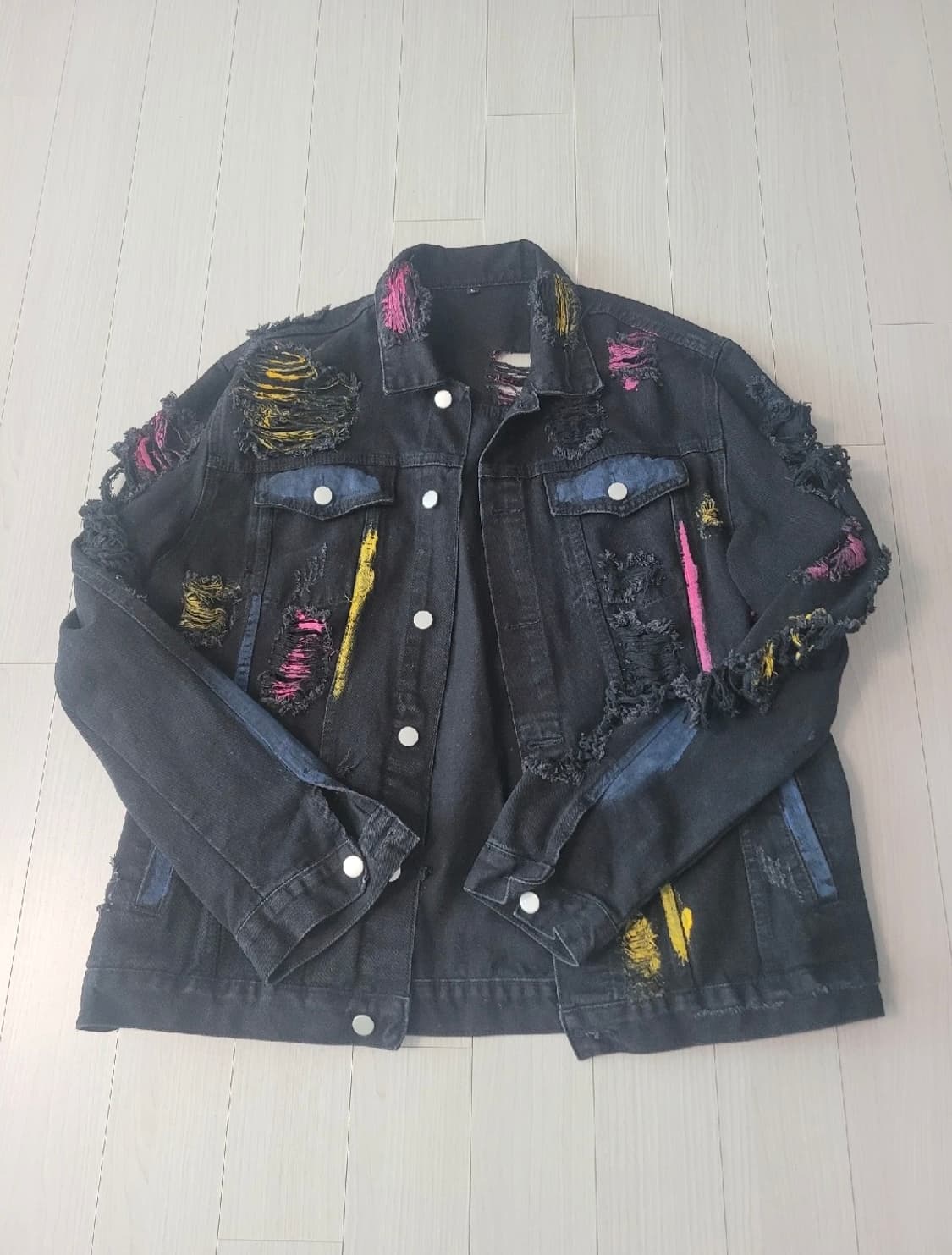 블랙 데님 자켓 (디스트로이드 & 페인트 포인트)

스트리트 무드 가득한 상품이미지4