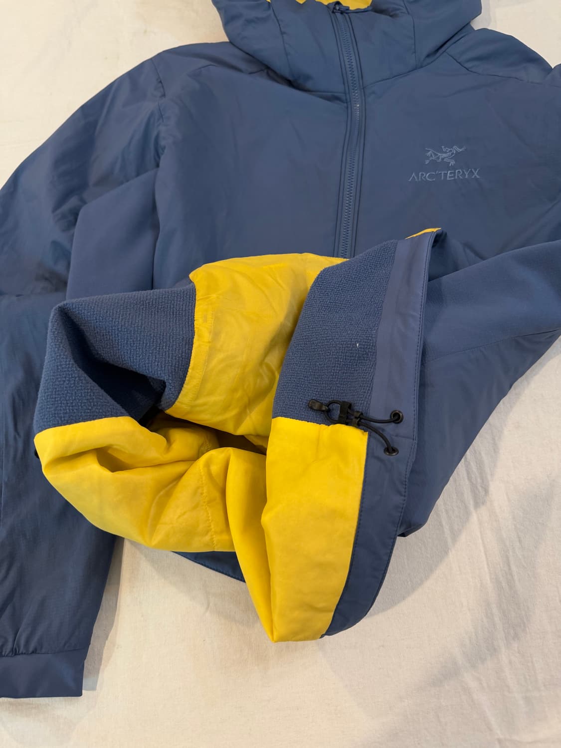 아크테릭스 아톰 LT 후디 경량패딩 스카이블루 옐로우 상품이미지5