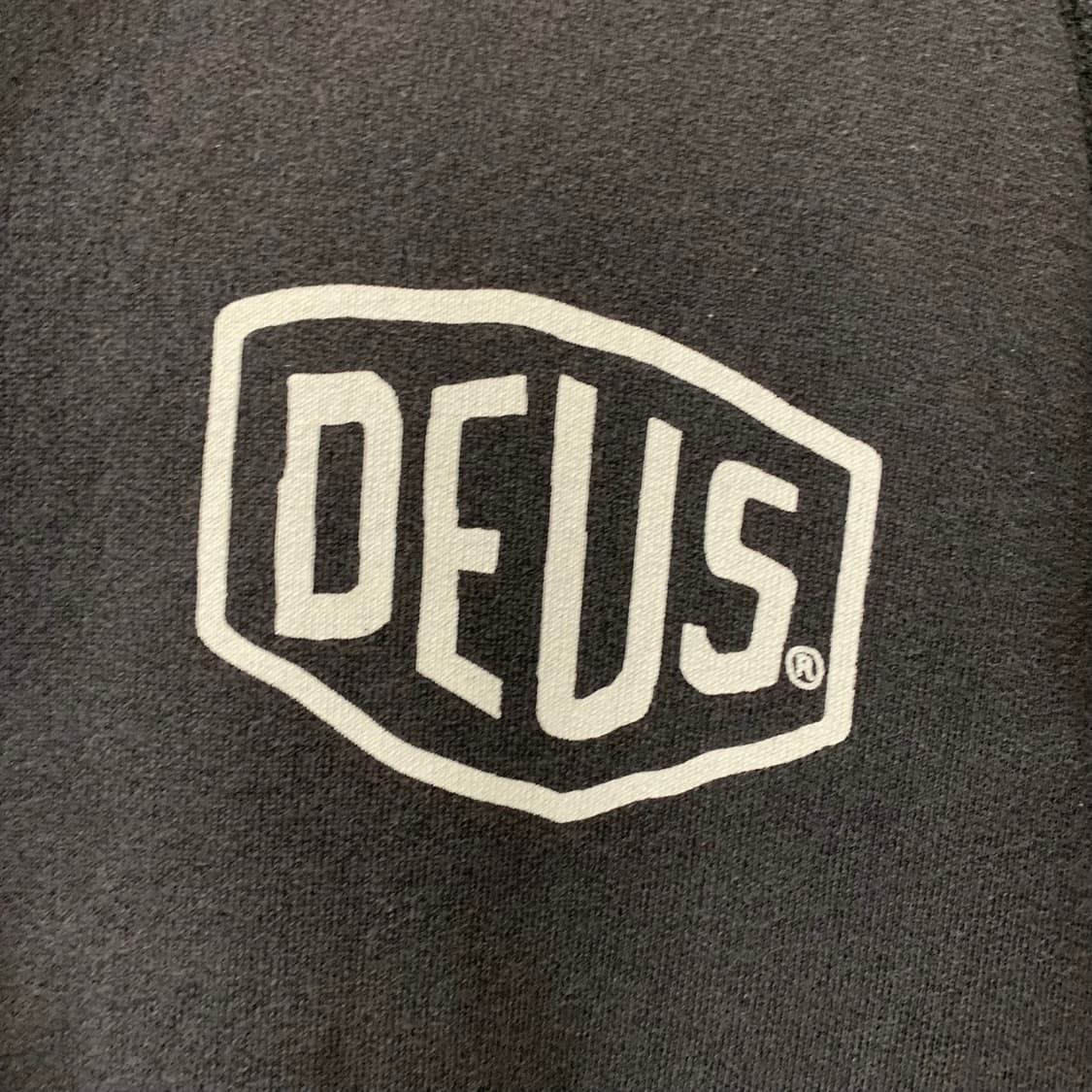 데우스 챠콜 로고 후드티 상품이미지4