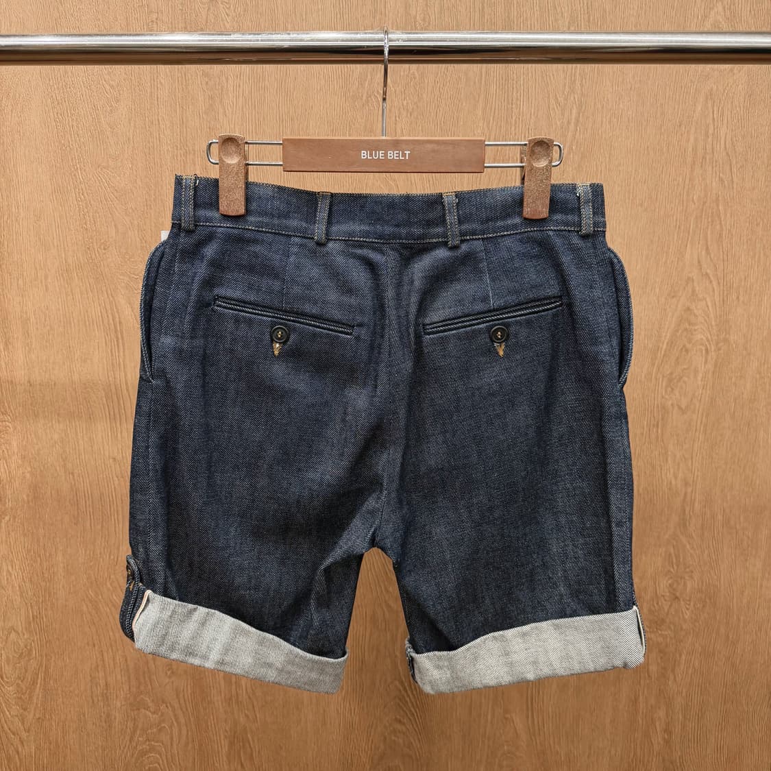 아페쎄 코튼 데님 하프 팬츠 턴업 사이드 버튼 디테일 레귤러핏 인디고 상품이미지3