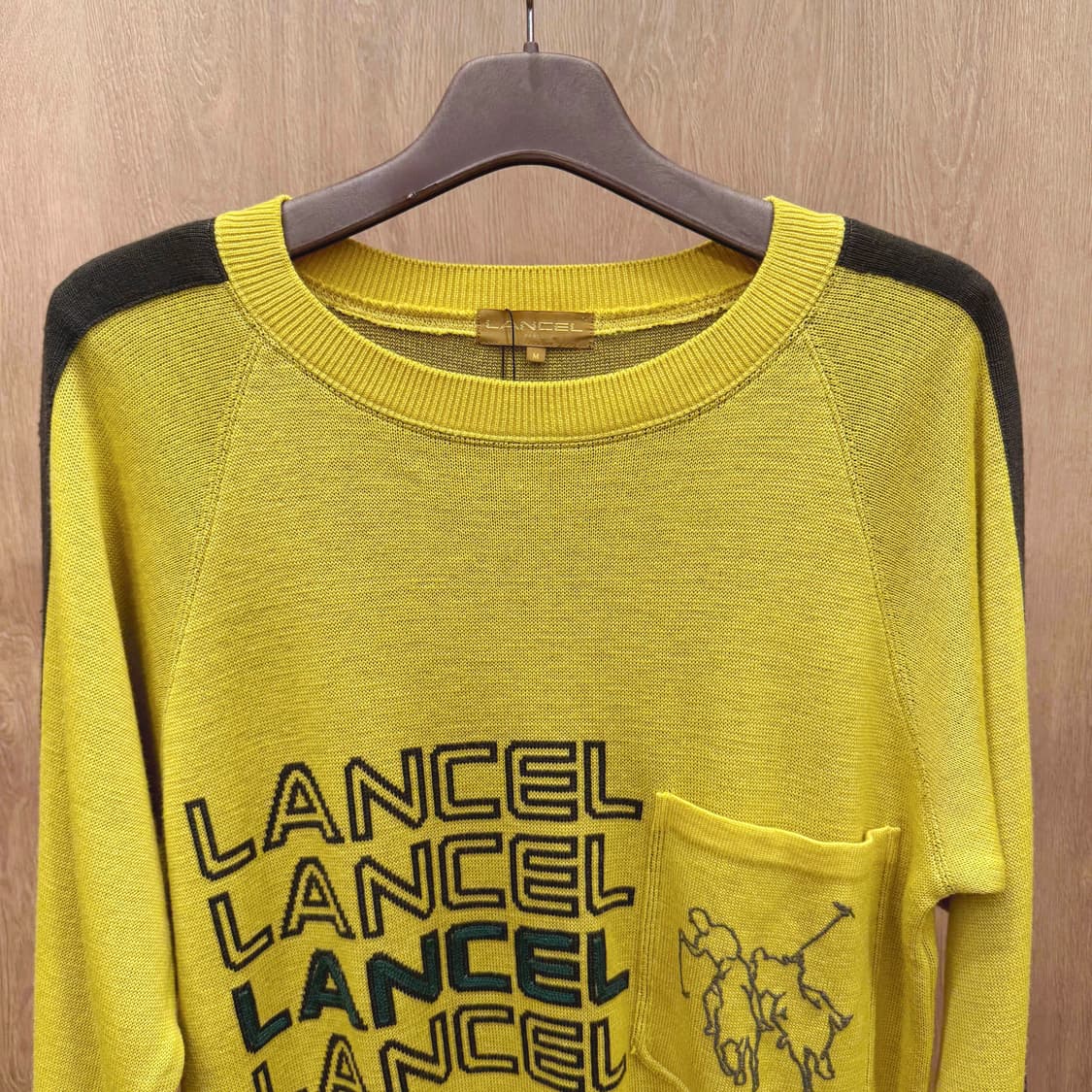 란셀 라운드넥 긴팔 니트 레터링 배색 어깨 포켓 디테일 옐로우 상품이미지4