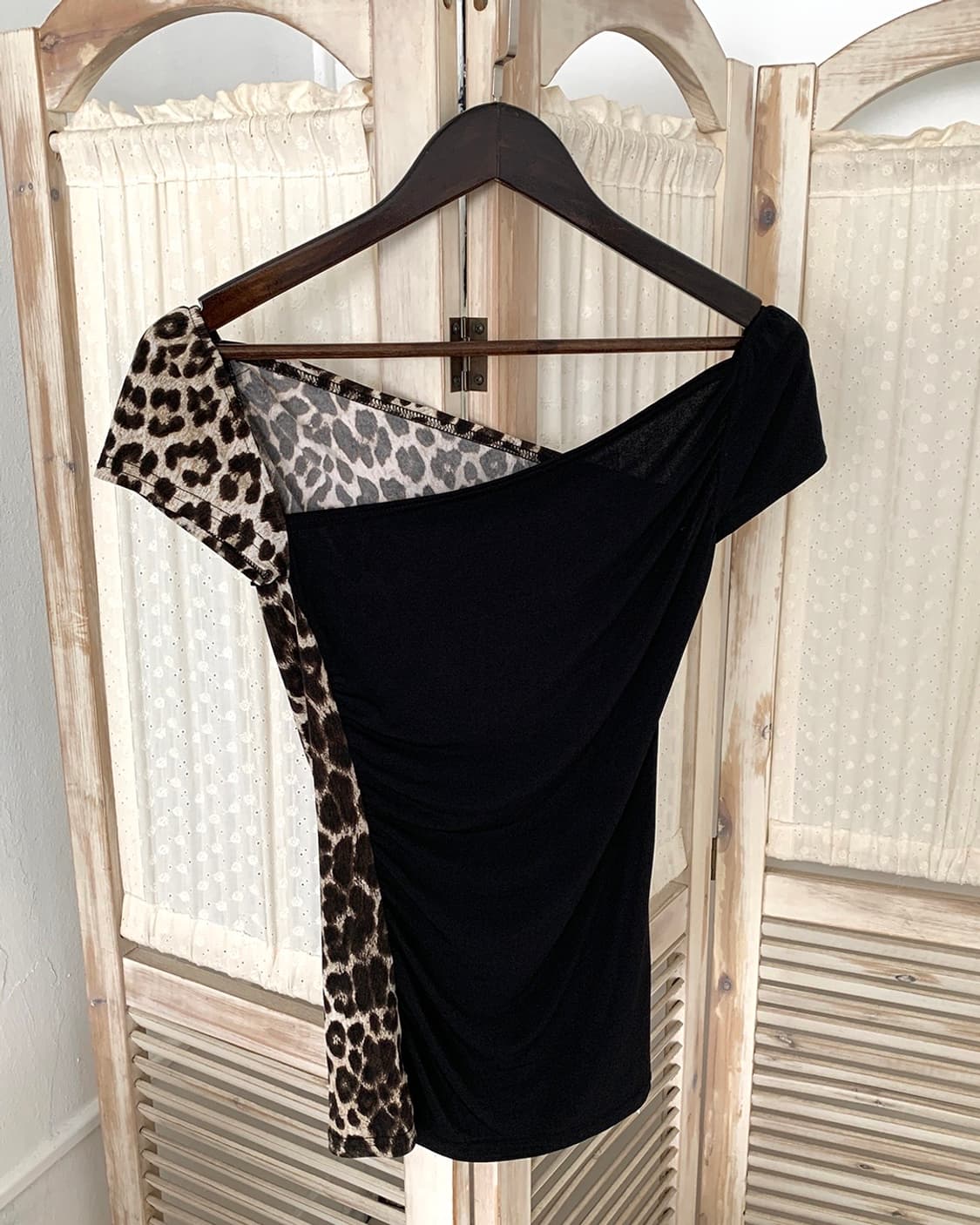 Leopard asymmetric off-shoulder top 상품이미지6