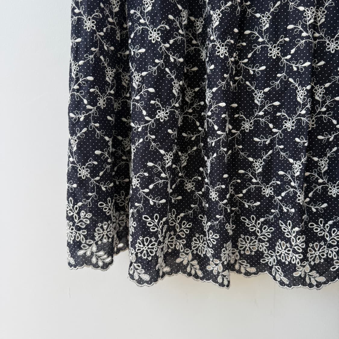 JPN 네이비 도트 펀칭 플라워 스커트 상품이미지4