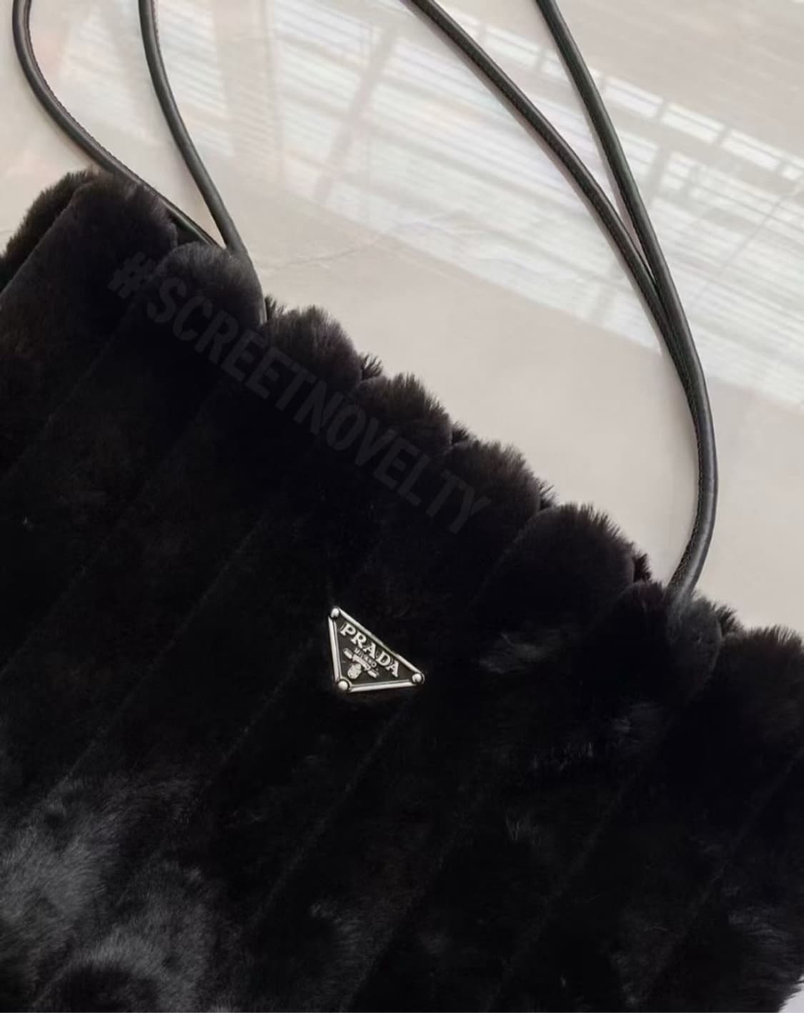 프라다뷰티 퍼 숄더백 블랙 VIP 기프트백 상품이미지3