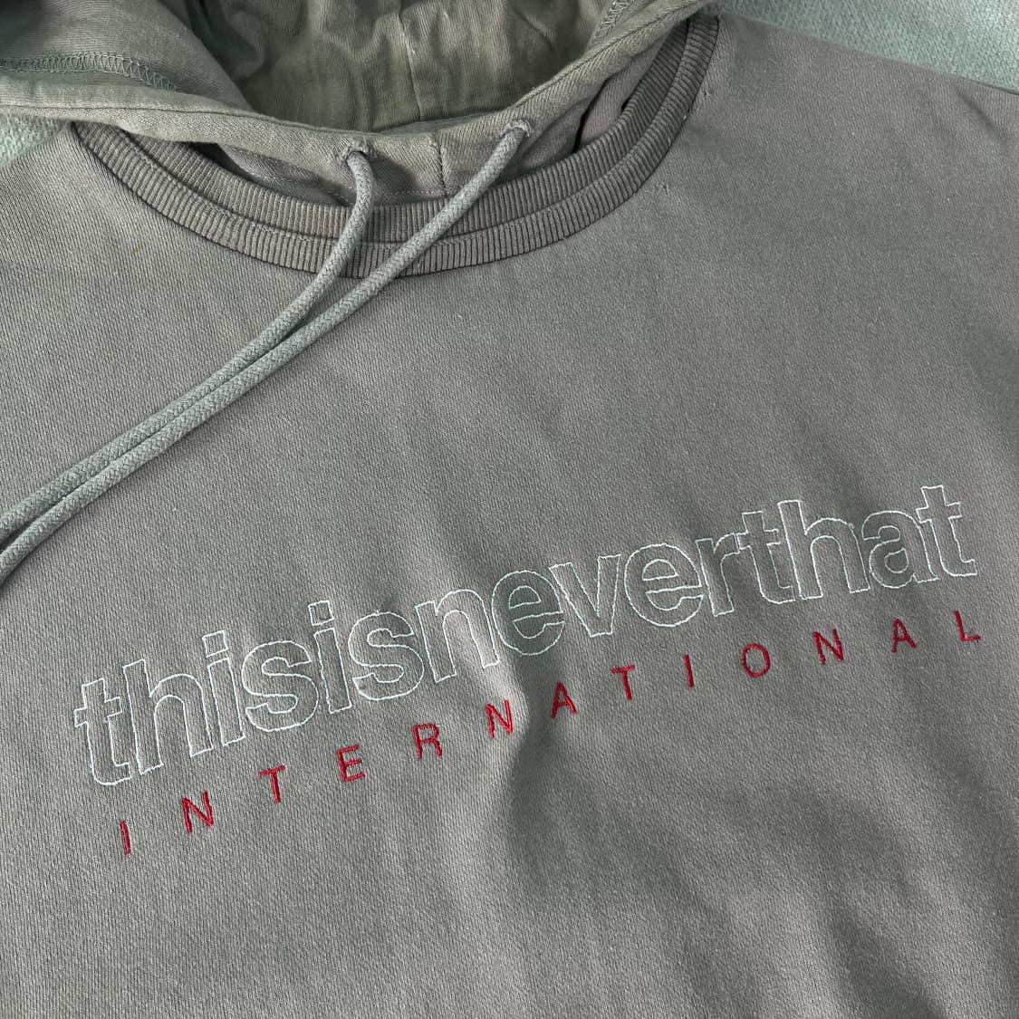 105 디스이즈네버뎃 자수로고 후드티 상품이미지2