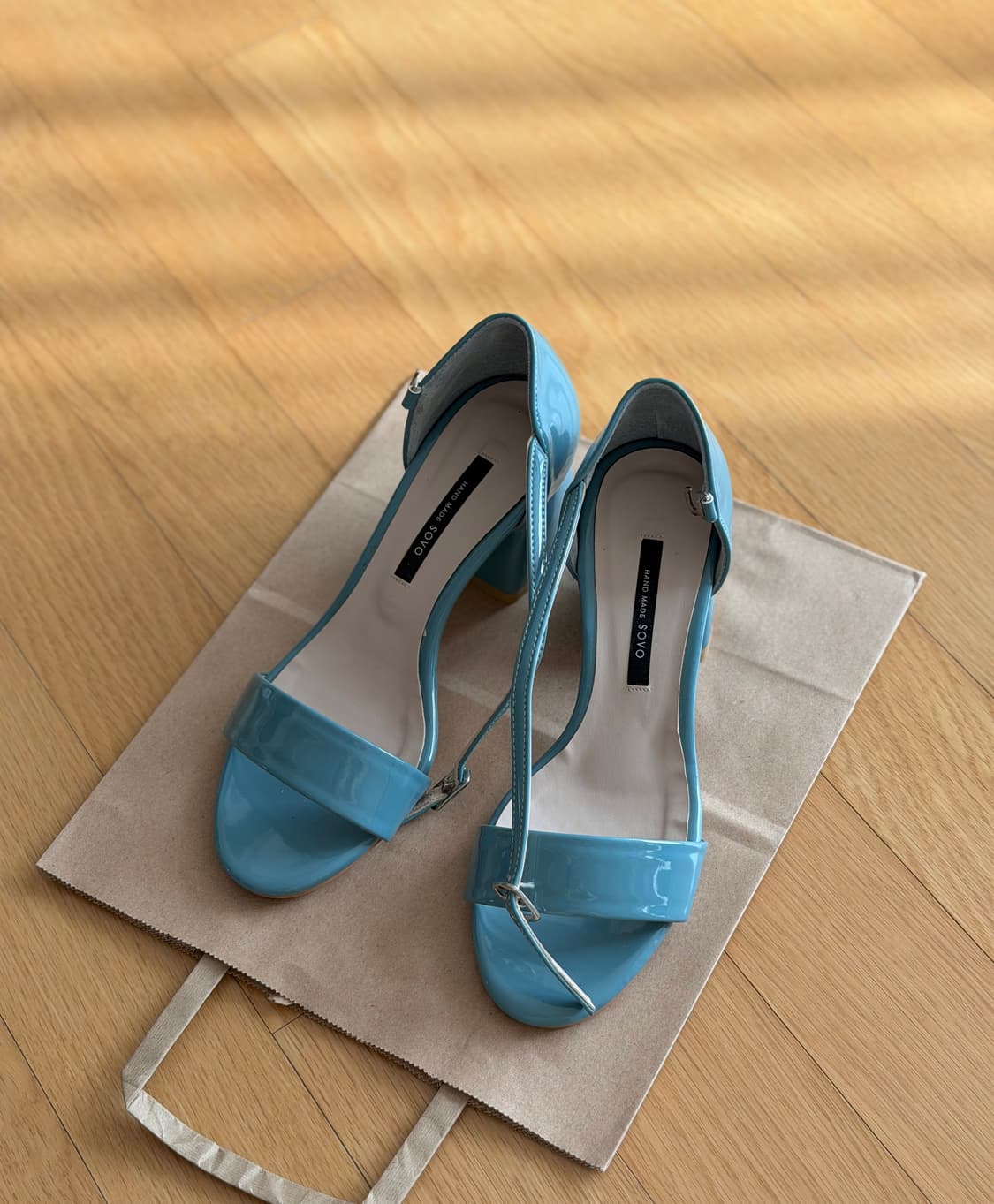 사뿐 하늘색 에나멜 샌들 구두 상품이미지3