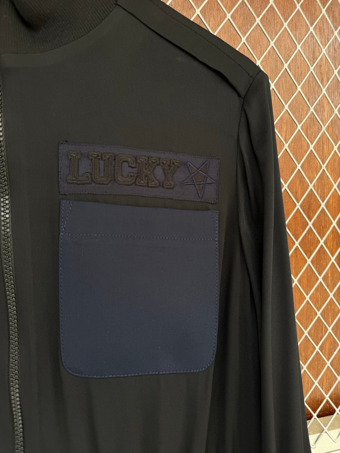 럭키슈에뜨 플리츠 쉬폰 지퍼 디테일 셔링 배색 로고 롱 원피스 36 상품이미지2