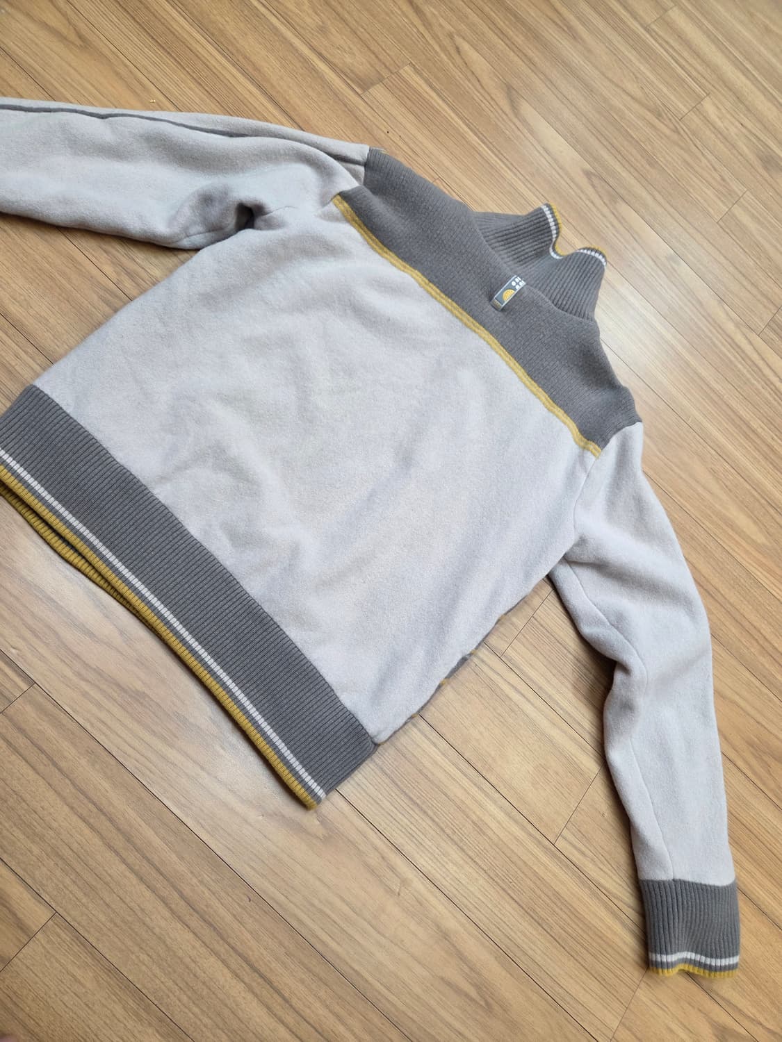 닥스 여성 니트 100사이즈입니다. 
회색 바탕에 흰색, 노란색 아가일  상품이미지2