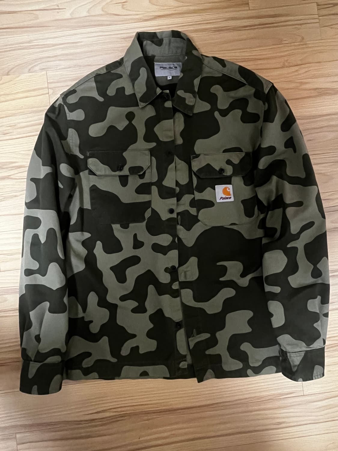 팔라스 x 칼하트 WIP 셔츠 그린 카모 상품이미지1
