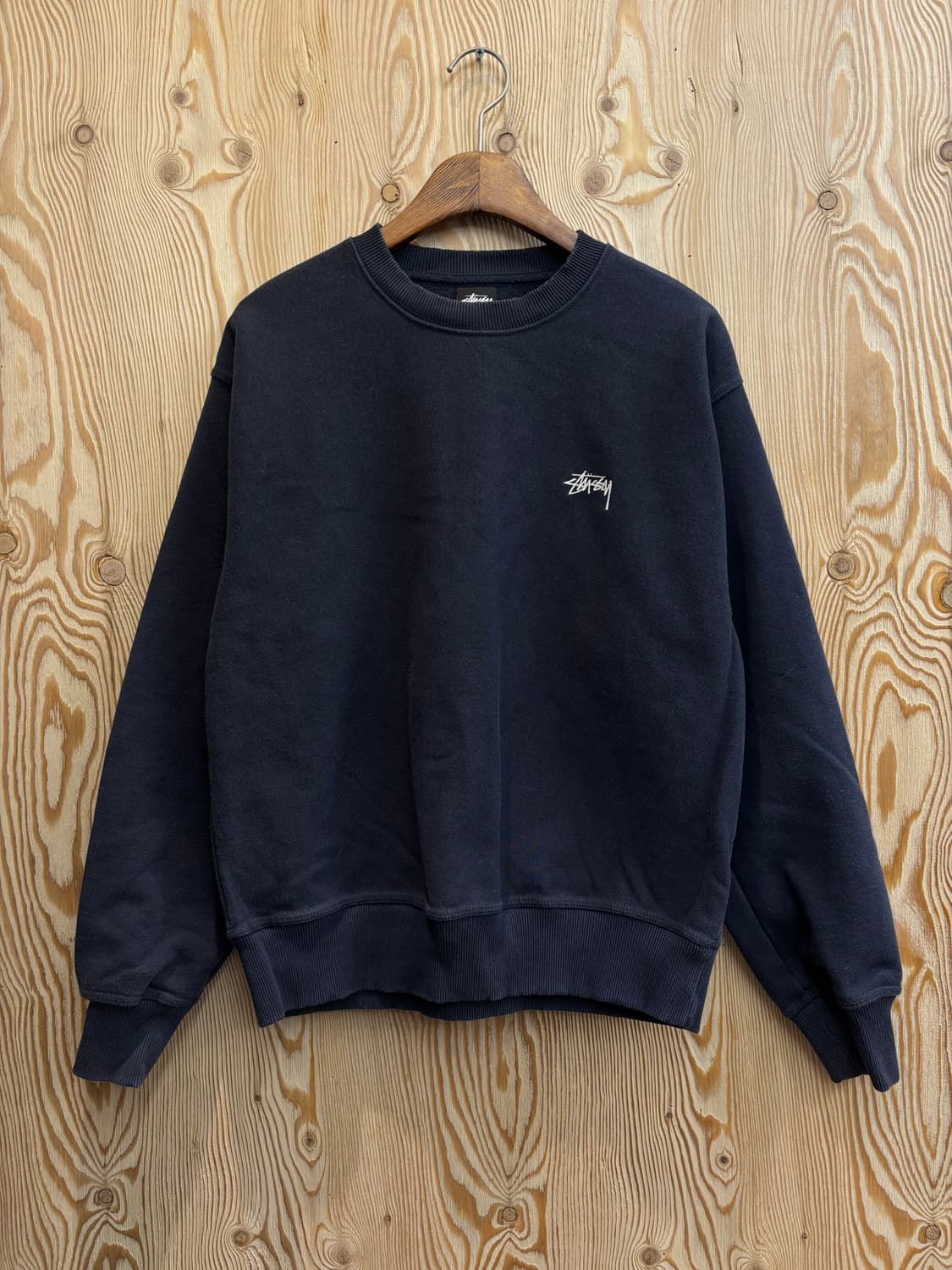 스투시 베이직 로고 자수 맨투맨 상품이미지1