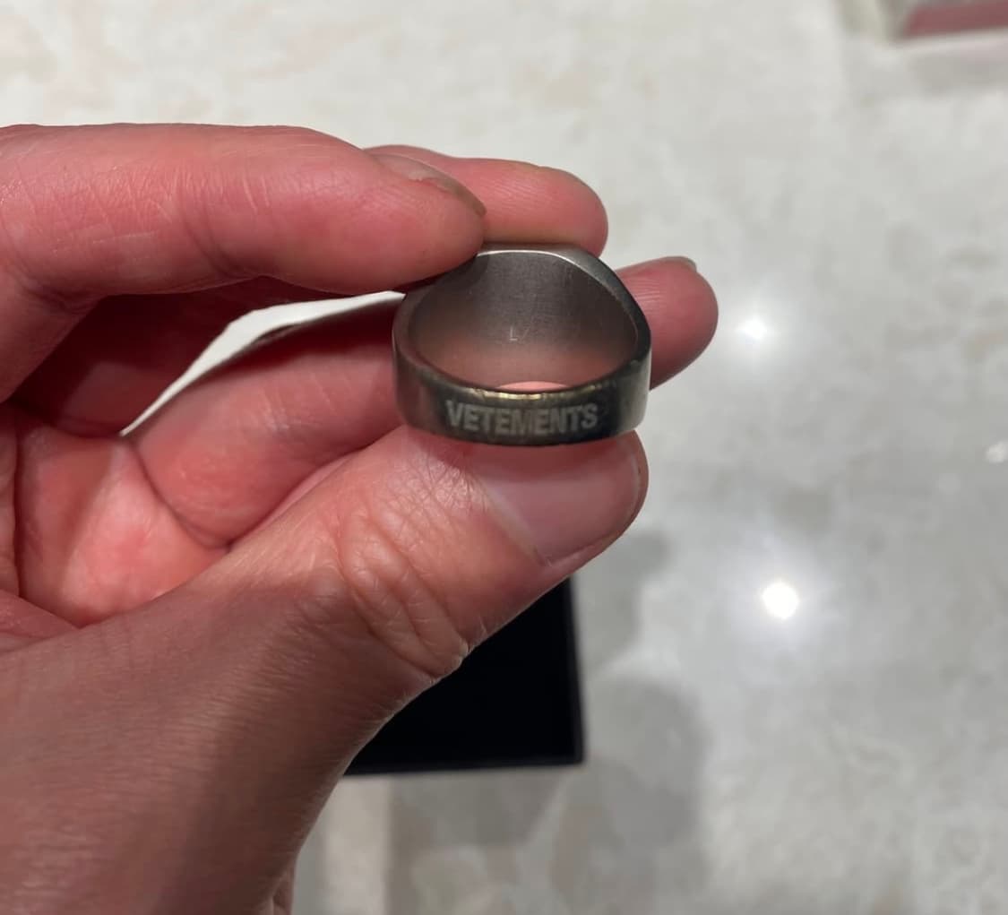 Vetements 베트멍 브라스 모노그램 실버 로고링 상품이미지2