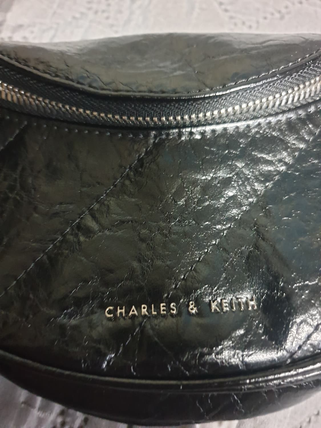 (한소희 PICK)찰스앤키스 필로미나 크링클 이펙트 크로스백 상품이미지3