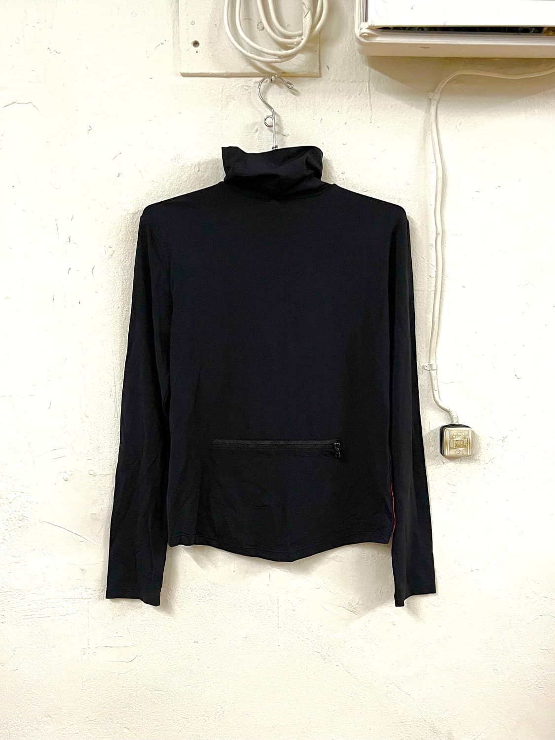 프라다 스포츠 백포켓 폴라넥 롱슬리브 상품이미지5