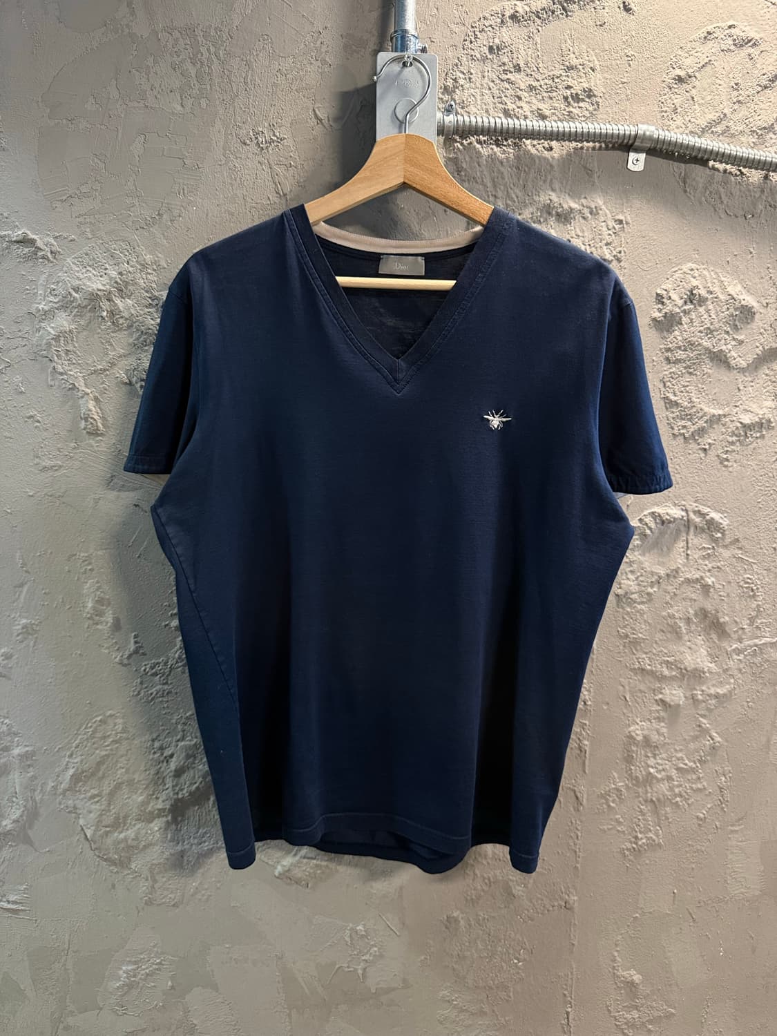48 디올 DIOR 벌 자수 브이넥 반팔 티셔츠 네이비 상품이미지1