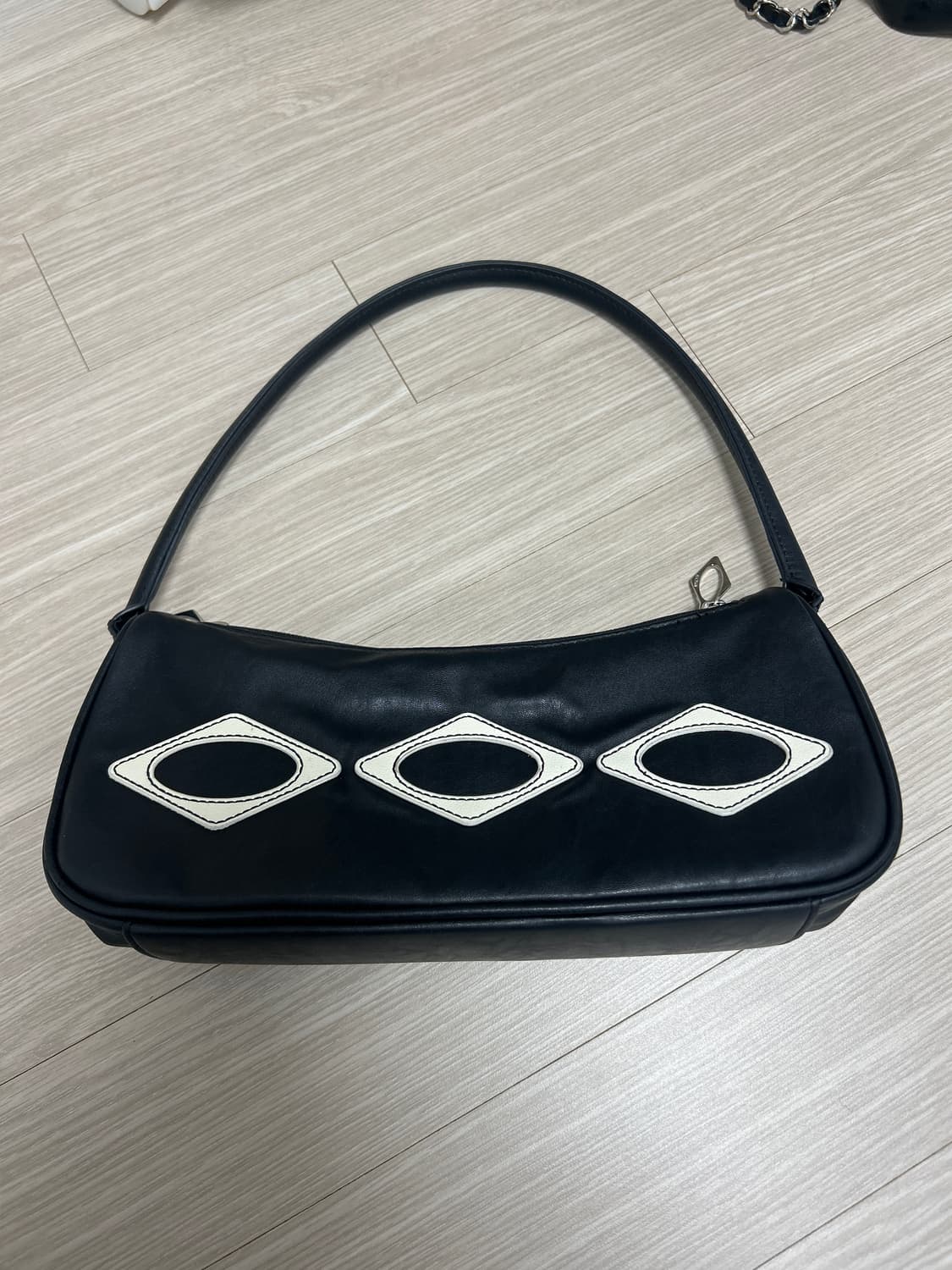 미스치프 롬버스 레더 숄더백 블랙 상품이미지1