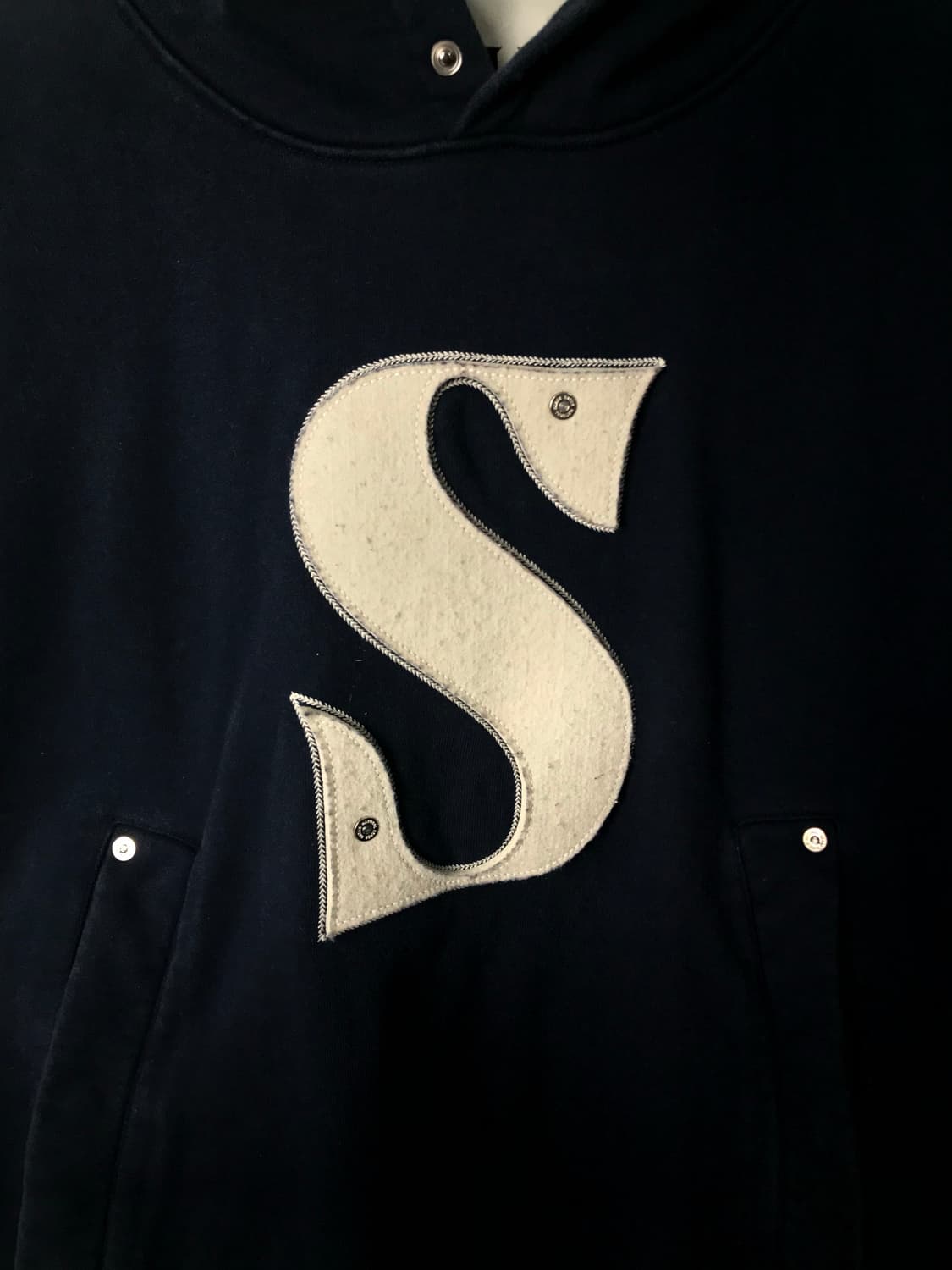 세터 아플리케 리벳 네이비 후드티 상품이미지4