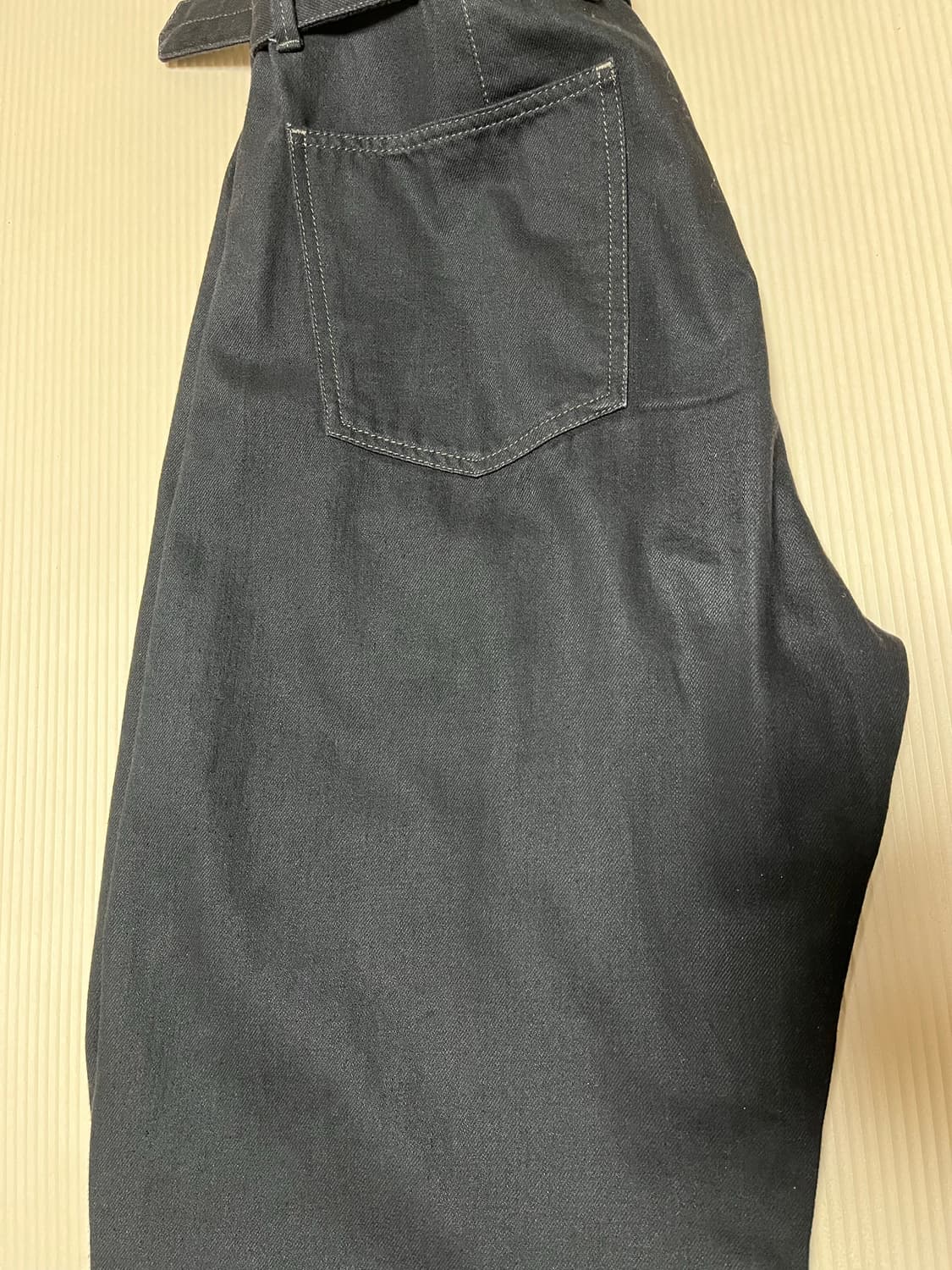 (M) 25 르메르 트위스티드 벨티드 데님 팬츠 블랙 상품이미지4