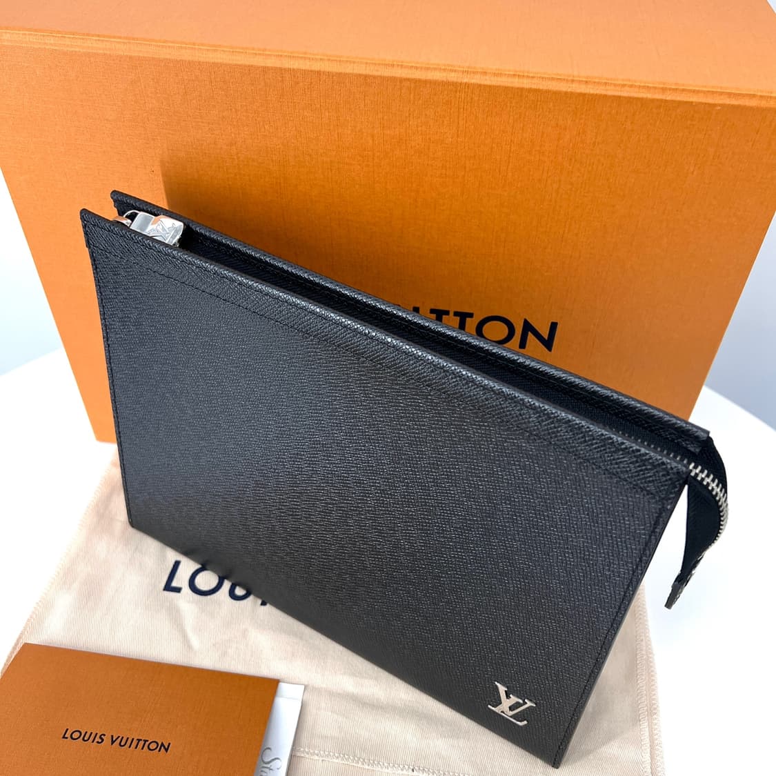 루이비통 LV 타이가 포쉐트 보야주 클러치백 블랙 (M30450) 상품이미지4