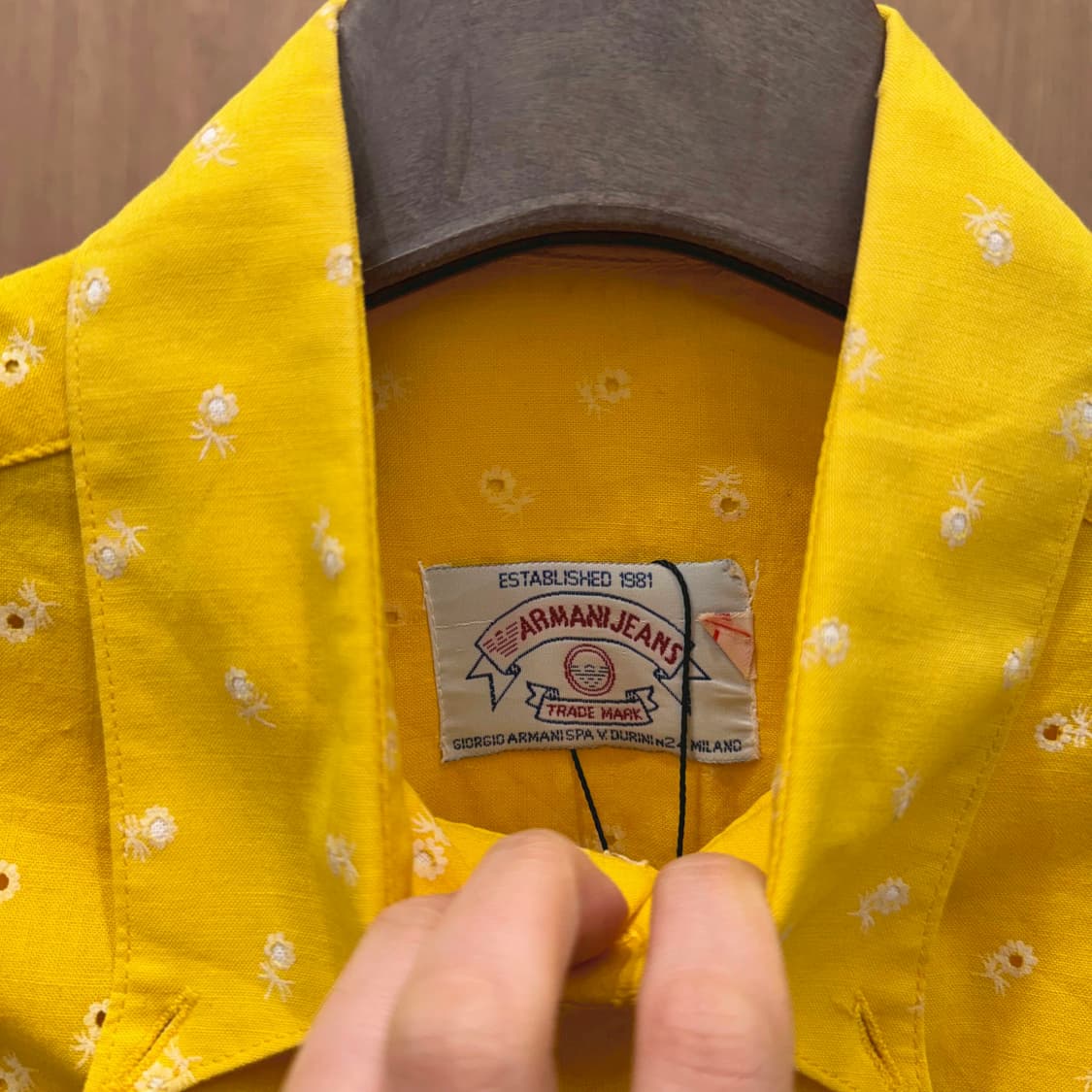 아르마니 진스 반팔 셔츠 플라워 패턴 싱글 포켓 디테일 레귤러핏 옐로우 상품이미지7