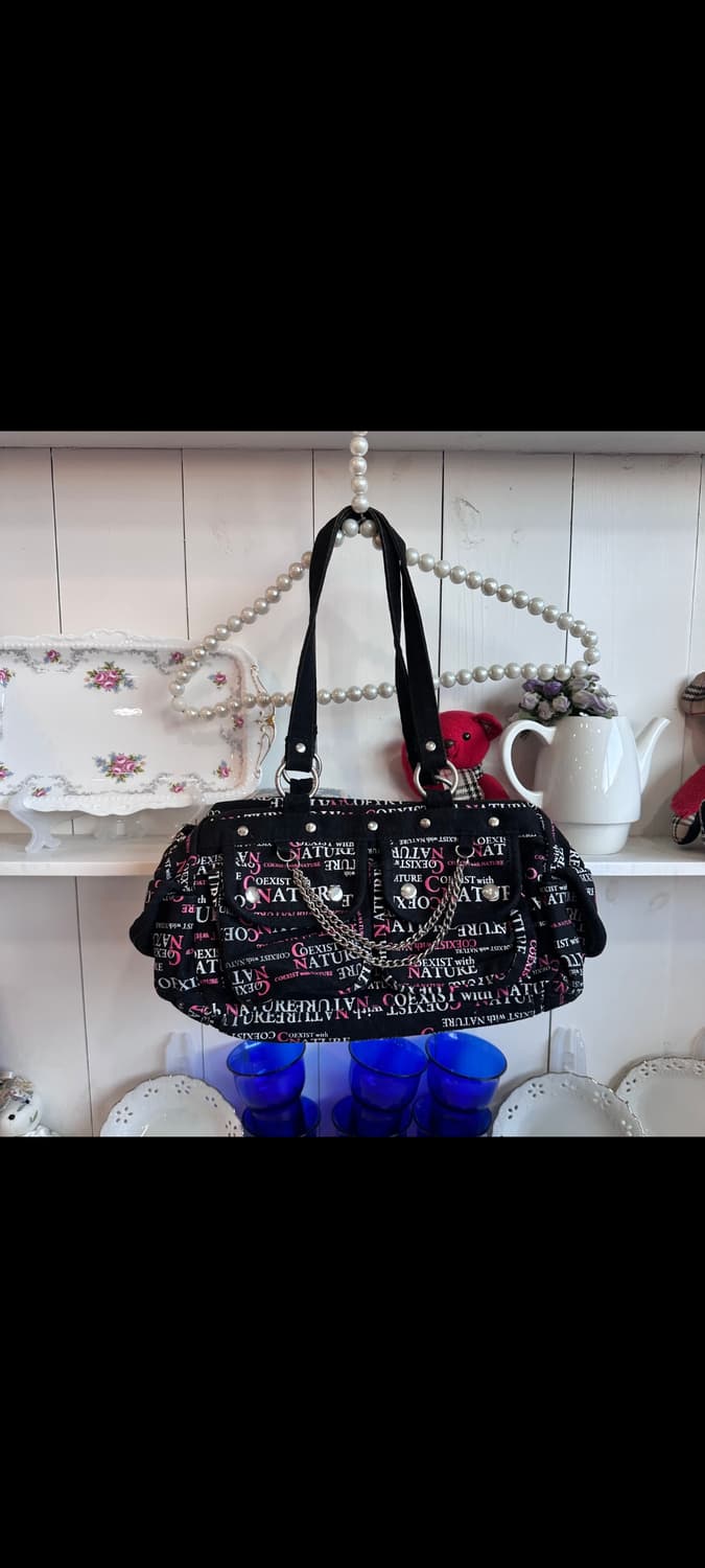 블랙 영문 프린팅 체인 숄더백 상품이미지1