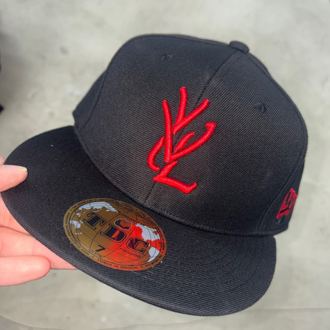 [7 1/4] YVL RED ON BLACK CAP 상품이미지2