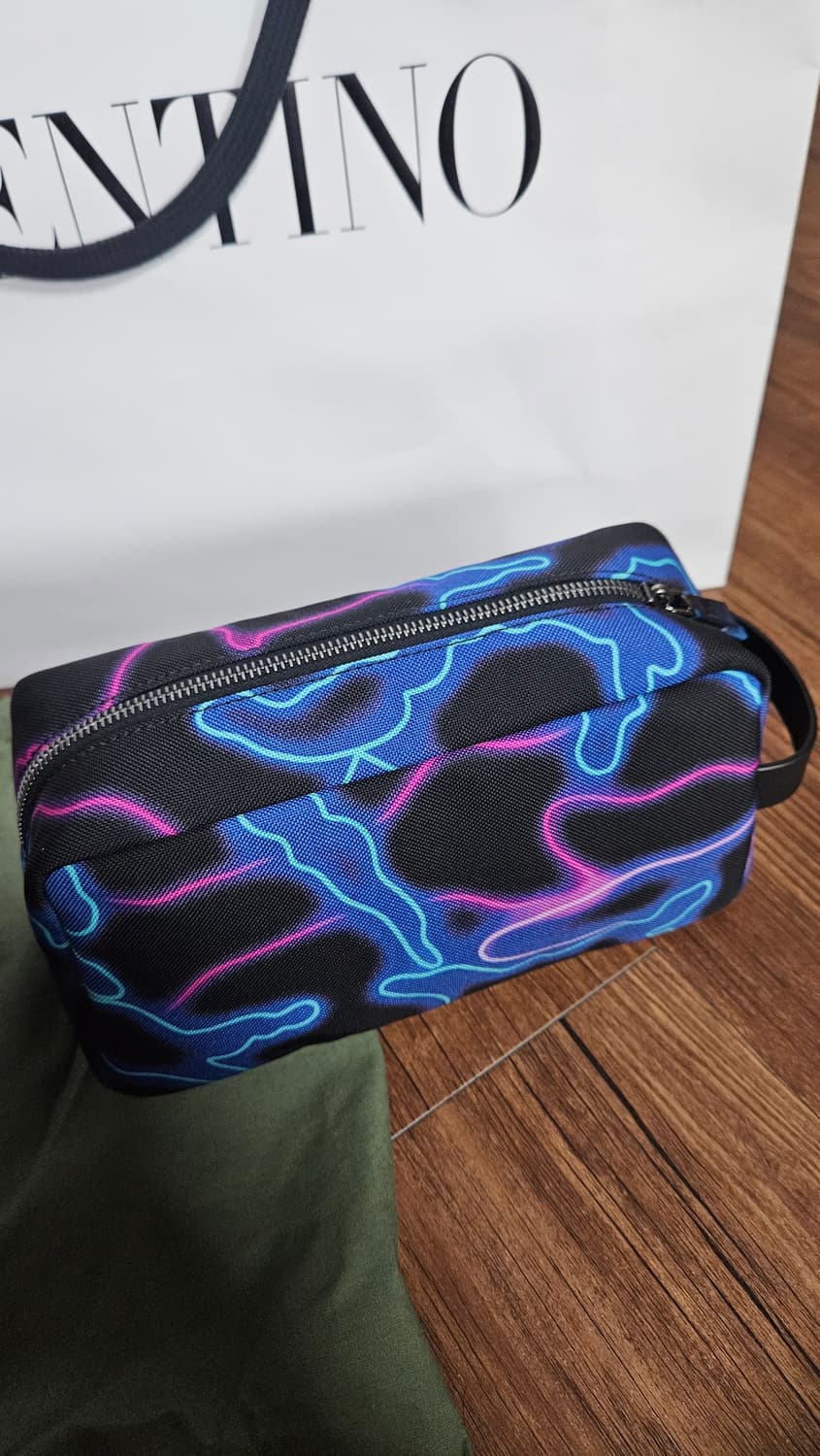 발렌티노 네온 VLTN 파우치백 가방 클러치백 상품이미지3