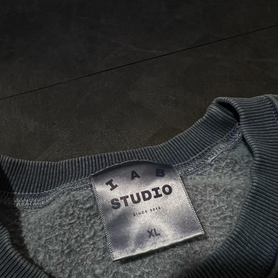 IAB STUDIO 피그먼트 네이비 맨투맨 상품이미지4