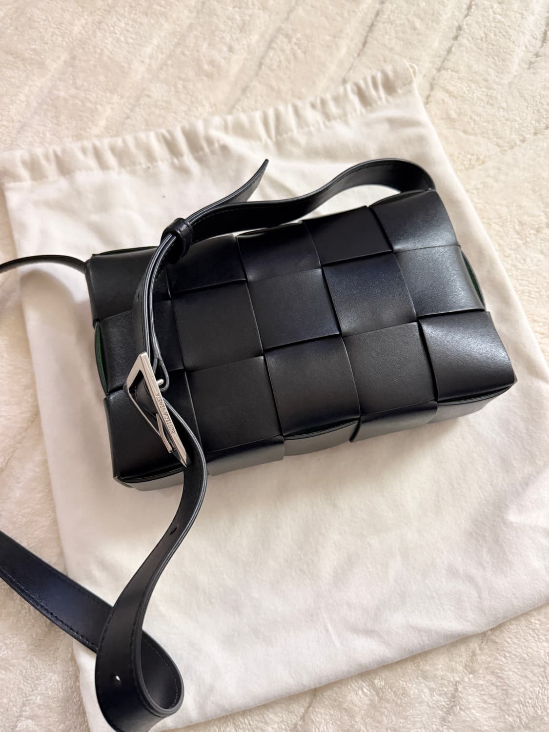 보테가베네타 레더 카세트백 블랙 패러킷 상품이미지2