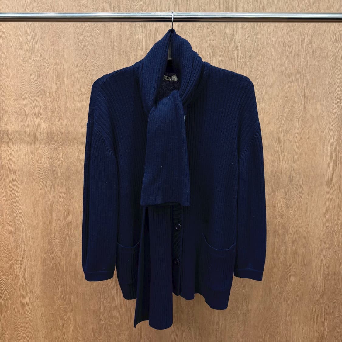 끌로에 골지 울 니트 가디건 머플러넥 패치 포켓 디테일 루즈핏 네이비 상품이미지2