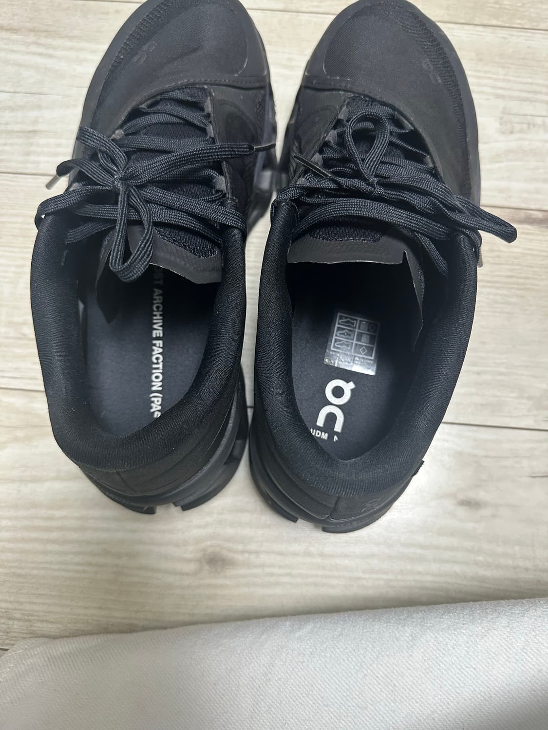 파프 x 온러닝 클라우드몬스터2 블랙 마그넷 상품이미지2