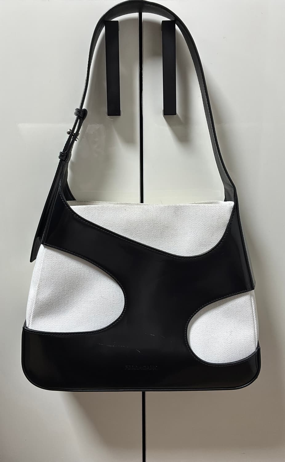 페라가모 컷아웃 디테일 숄더백 상품이미지1