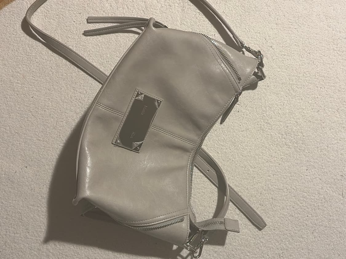 마뗑킴 사이드지퍼 투웨이백 그레이 상품이미지3