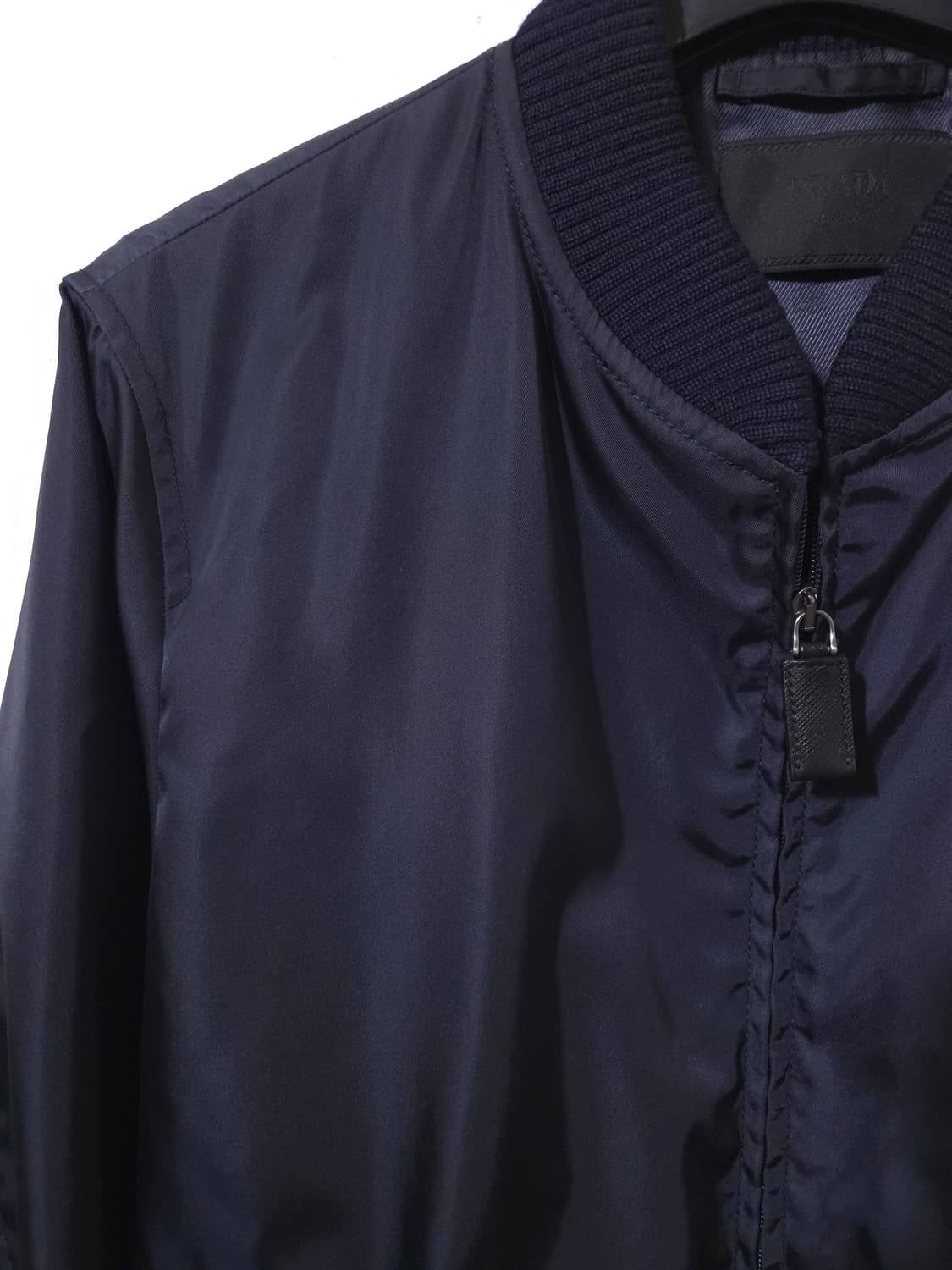 [새상품급] 프라다 삼각로고 봄버 다운 자켓 상품이미지3