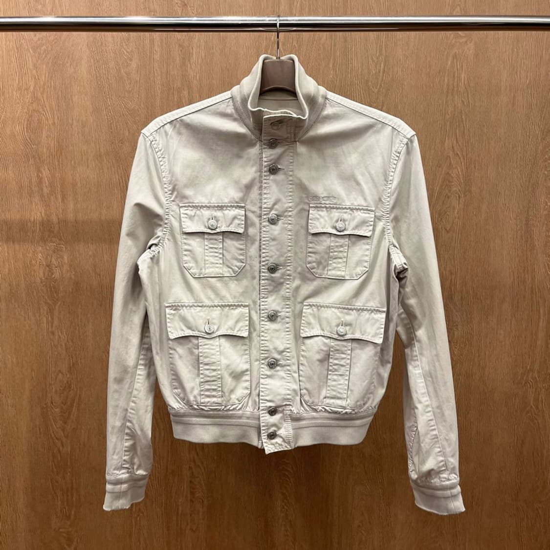 디스퀘어드2 하이넥 코튼 자켓 버튼 플랩 포켓 로고 자수 디테일 베이지 상품이미지2