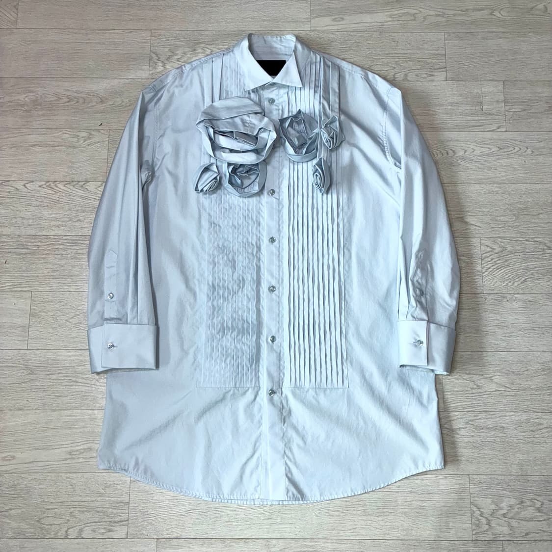 [S] 시몬로샤 24SS 플라워 디테일 롱오버셔츠 상품이미지1