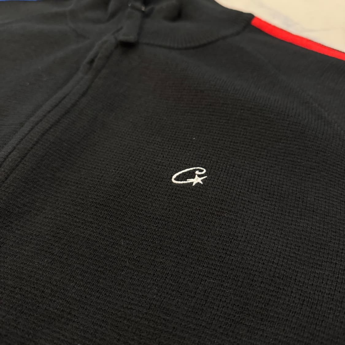 (당일발송) 코르테이즈 VVS 니트집업 블랙 레드 블루 상품이미지3