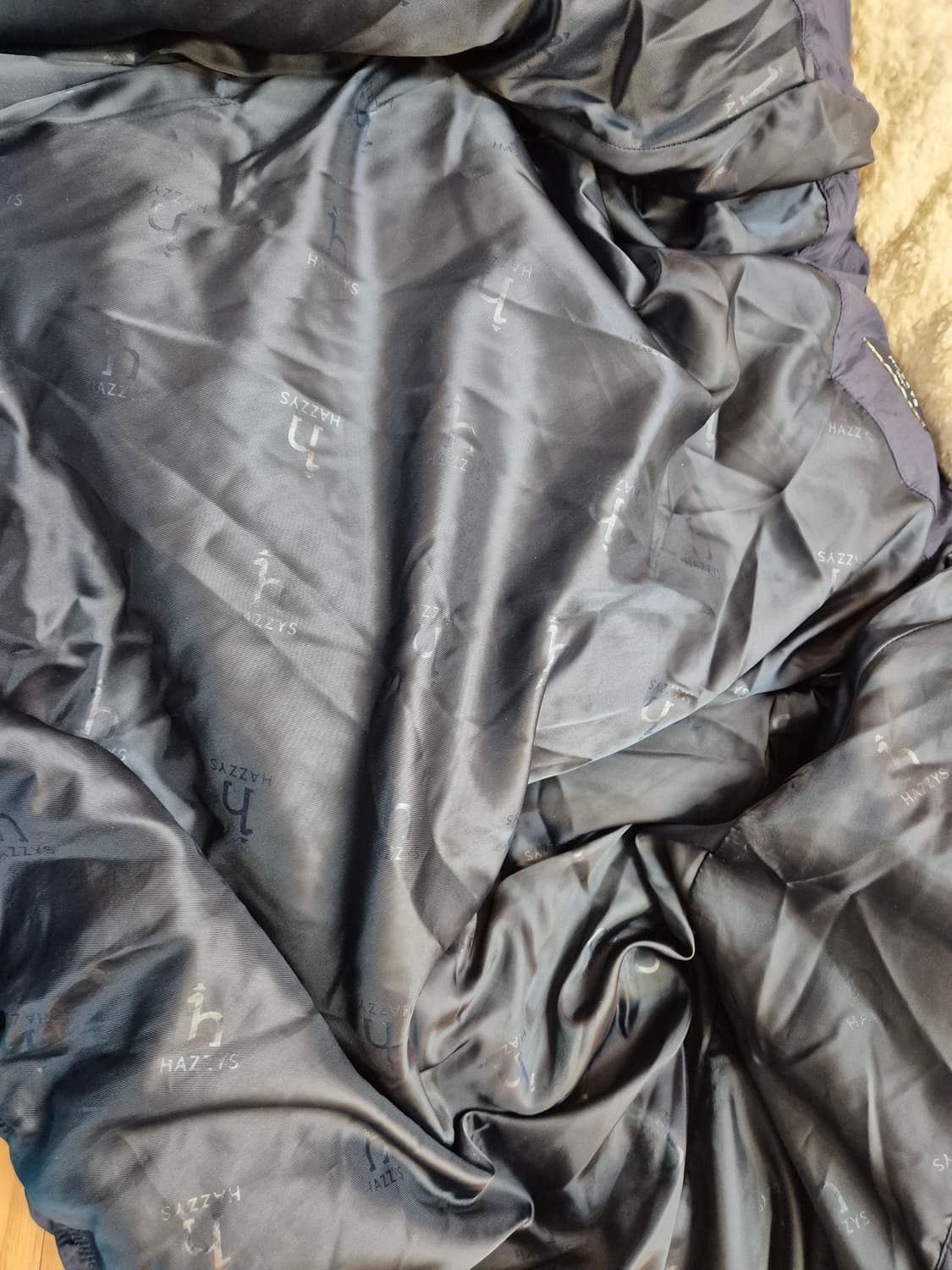 헤지스 키즈 남아용 패딩 점퍼 165 사이즈입니다. 짙은 네이비 색상이라 상품이미지6