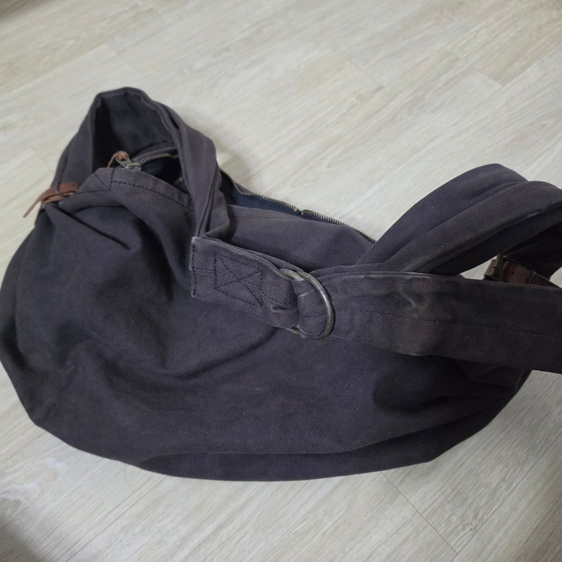 캐피탈 스너프킨백 블랙(브라운) 상품이미지4