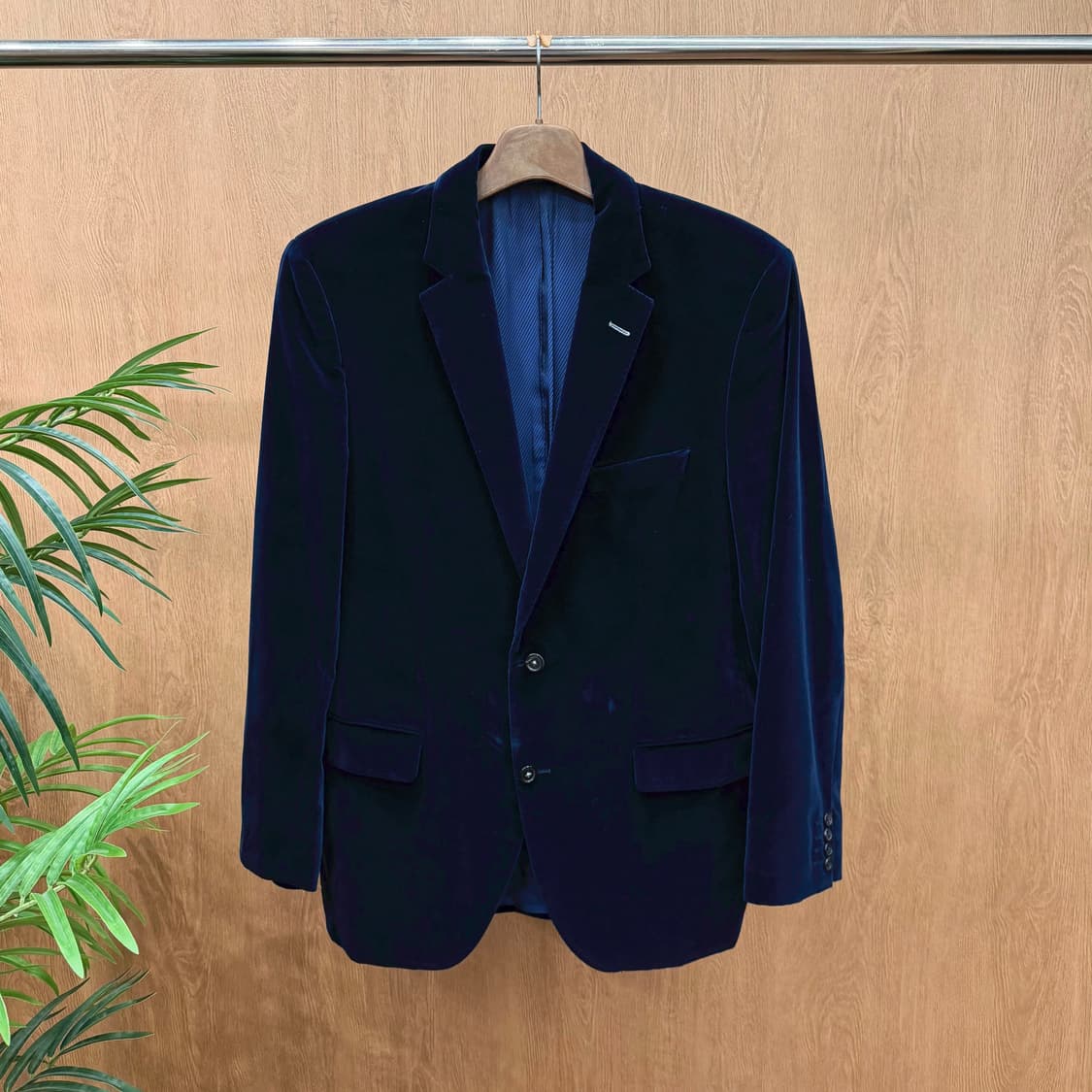 휴고 보스 벨벳 테일러드 자켓 투 버튼 체스트 플랩 포켓 디테일 블루 상품이미지1