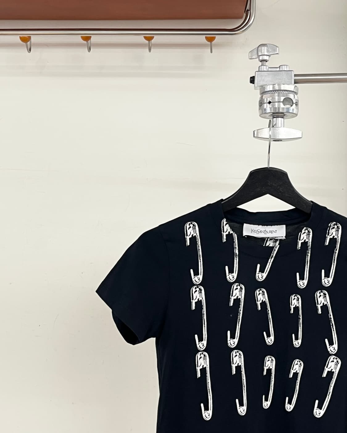 입생로랑 블랙 핀 프린트 코튼 하프티 상품이미지3