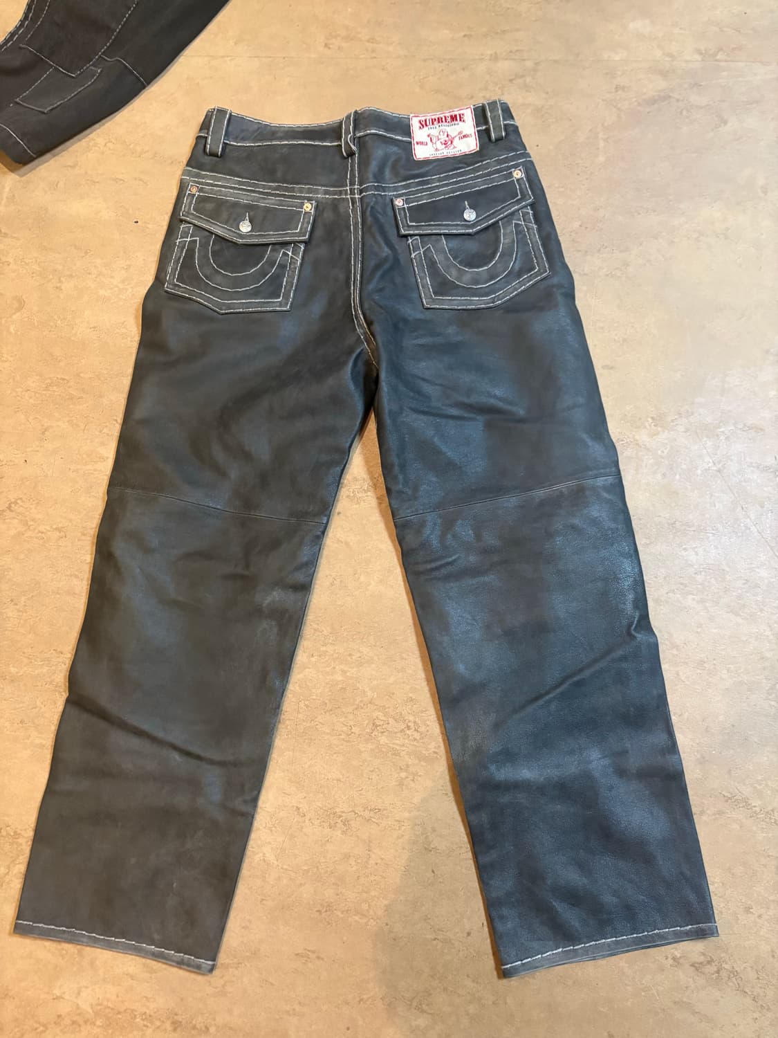 슈프림 x 트루릴리전 루즈 레더팬츠 25fw 상품이미지4