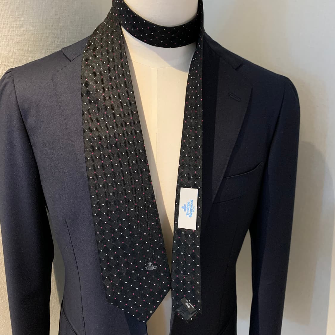 비비안웨스트우드 블랙컬러 도트넥타이 명품 최상급 A+등급 100실크 상품이미지2